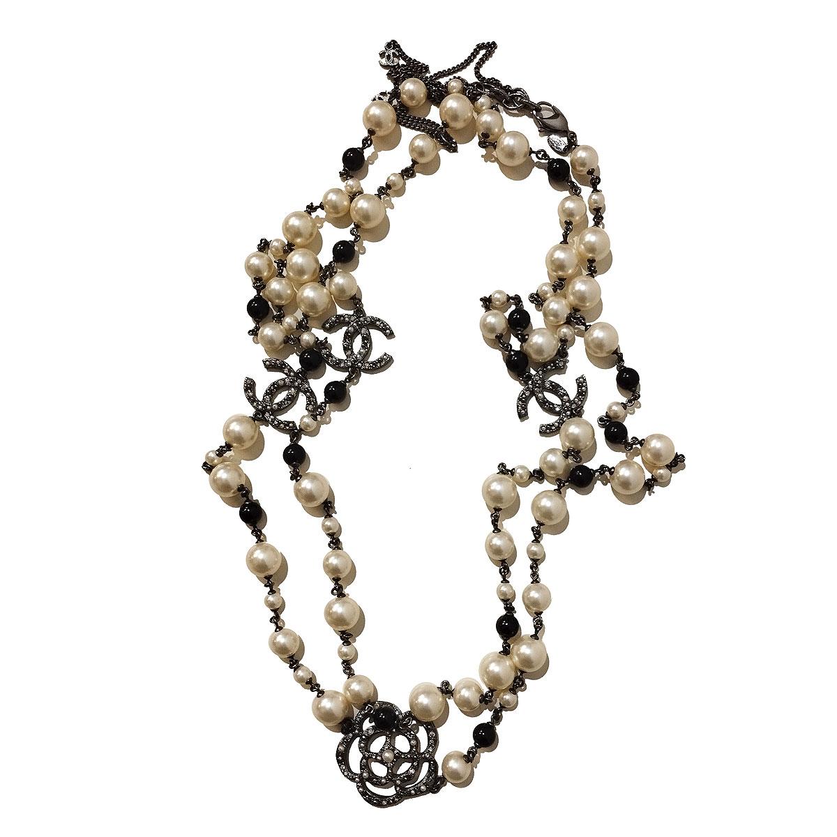 Chanel CC necklace with pearls and camellia
Burnished metal
Faux pearls and crystals
Total length 162 cm
Portable to 1,2 or 3 turns
With dustbag
Perfect conditions
Express shipping