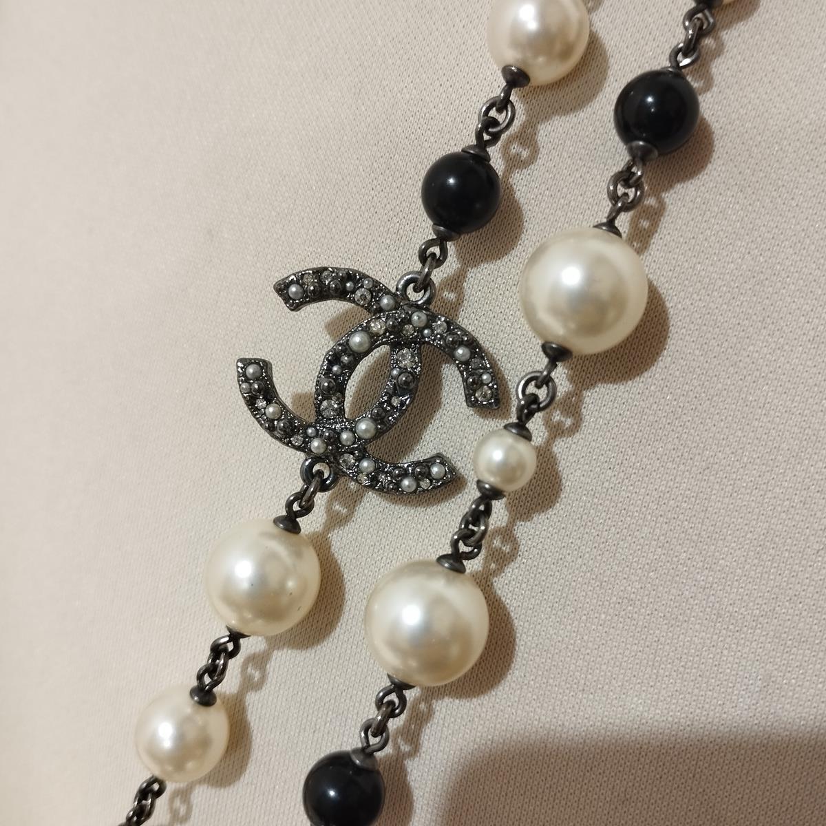 Chanel Long Pearls Necklace In Excellent Condition In Gazzaniga (BG), IT