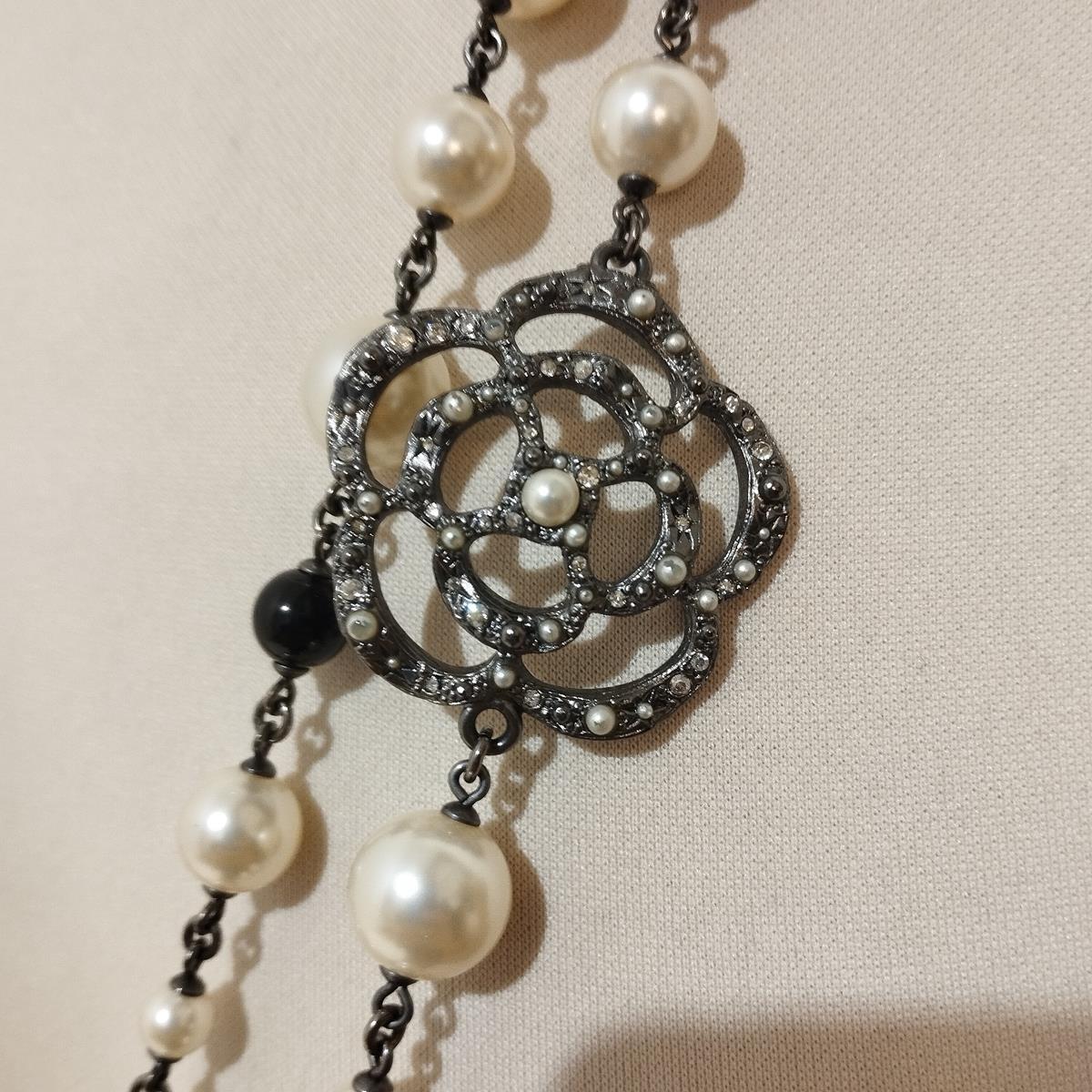 Women's Chanel Long Pearls Necklace