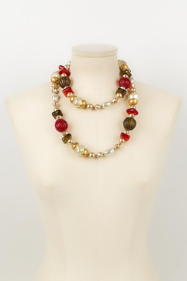 Chanel Long Pearly Pearls Necklace in Resin Beads and Gold Metal Elements In Good Condition In SAINT-OUEN-SUR-SEINE, FR