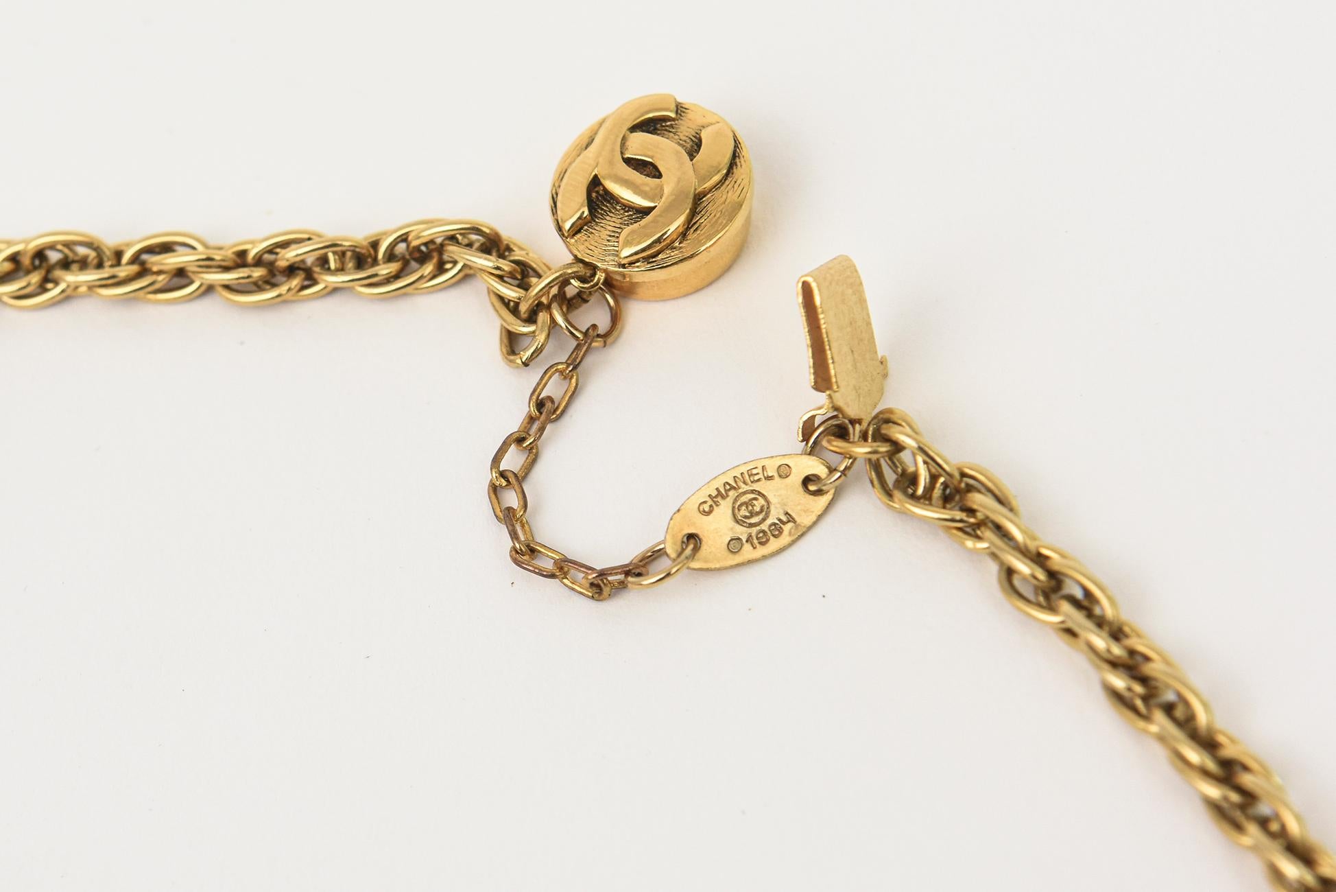 Long collier sautoir Chanel avec verre Gripoix rouge, fausses perles et fermoirs en or en vente 1