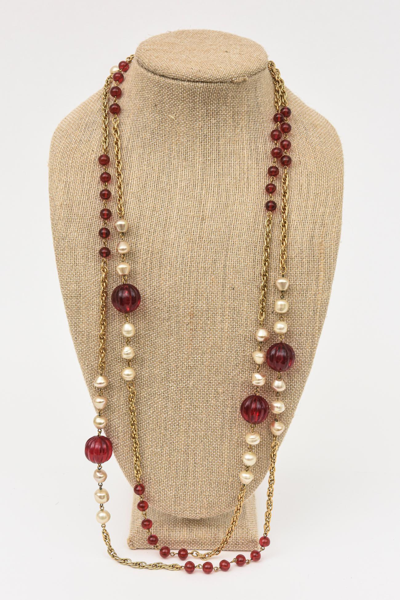 Chanel Long Sautoir Necklace with Red Gripoix Glass, Faux Pearls And Gold LInks For Sale 2