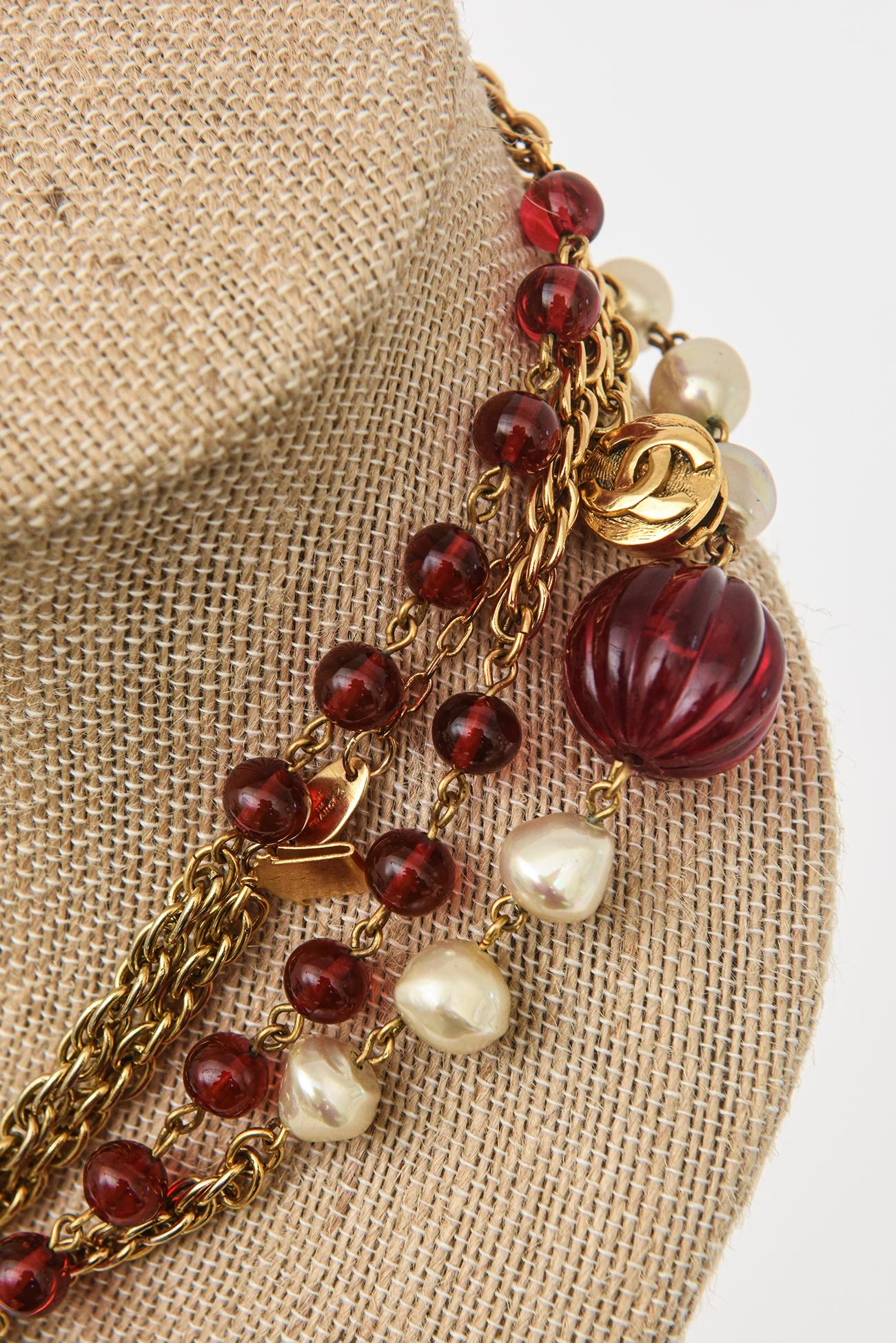 Long collier sautoir Chanel avec verre Gripoix rouge, fausses perles et fermoirs en or en vente 3