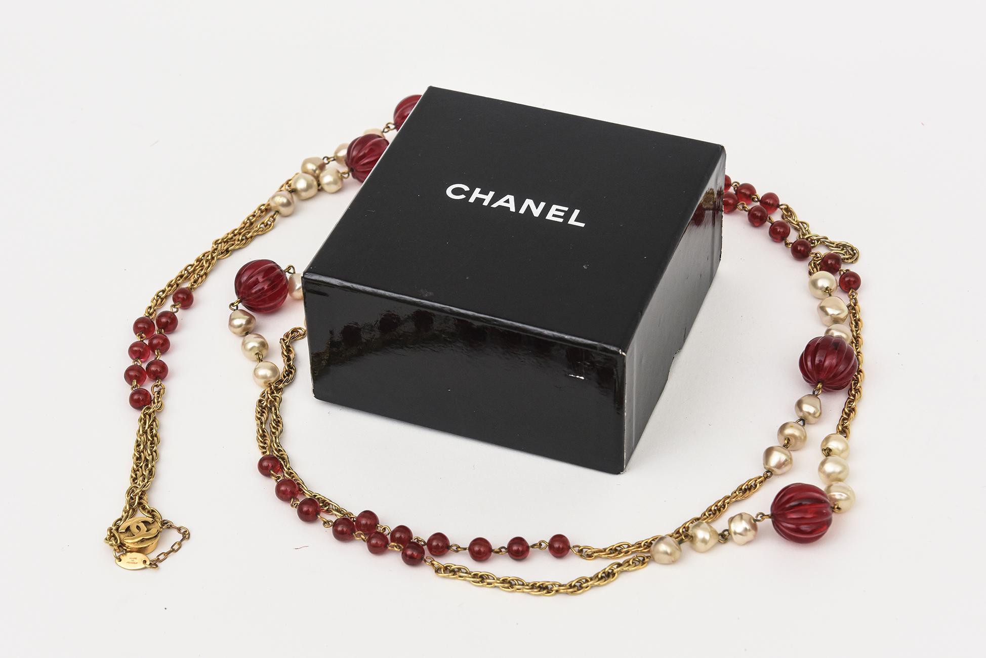 Long collier sautoir Chanel avec verre Gripoix rouge, fausses perles et fermoirs en or en vente 4