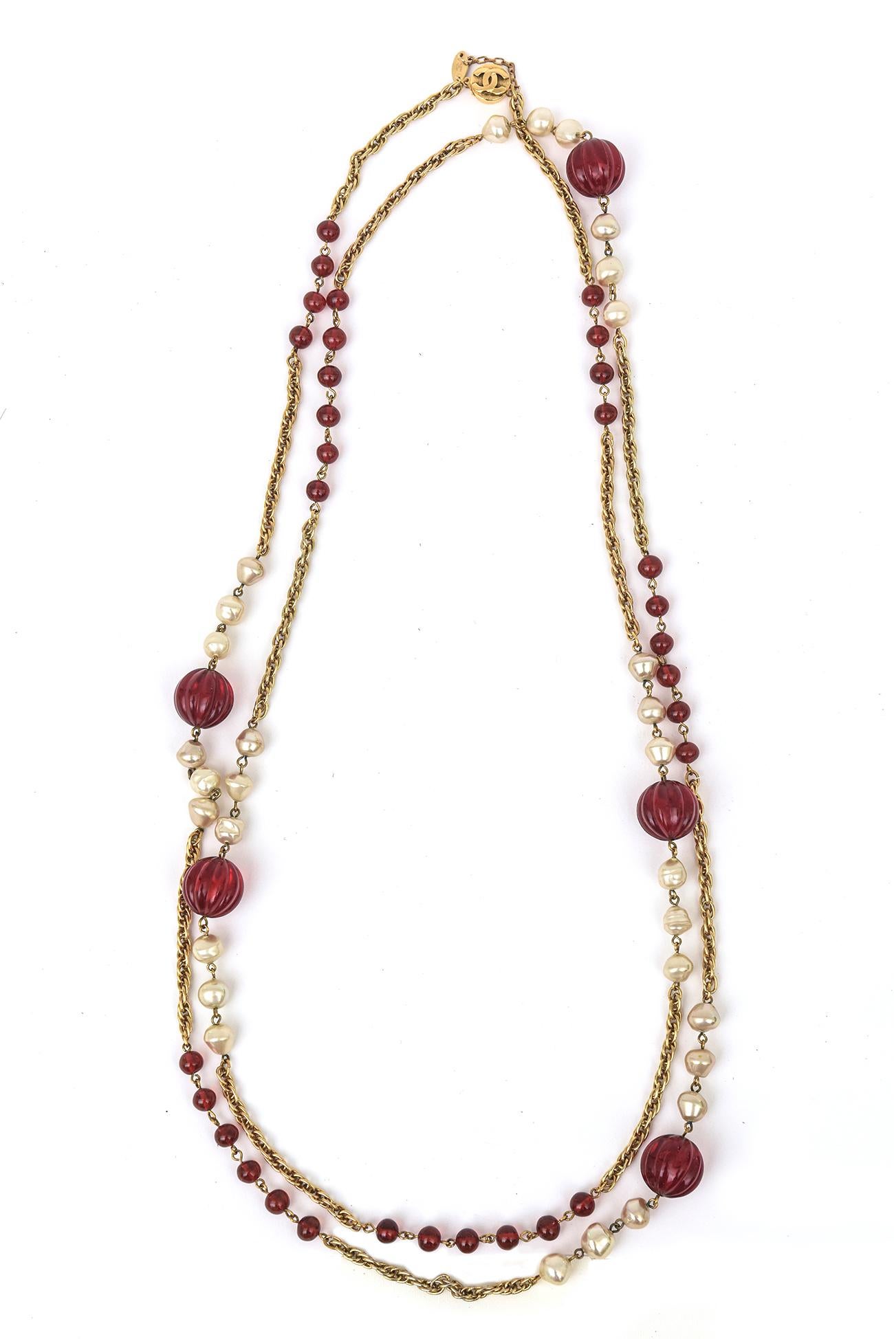 Long collier sautoir Chanel avec verre Gripoix rouge, fausses perles et fermoirs en or en vente 5