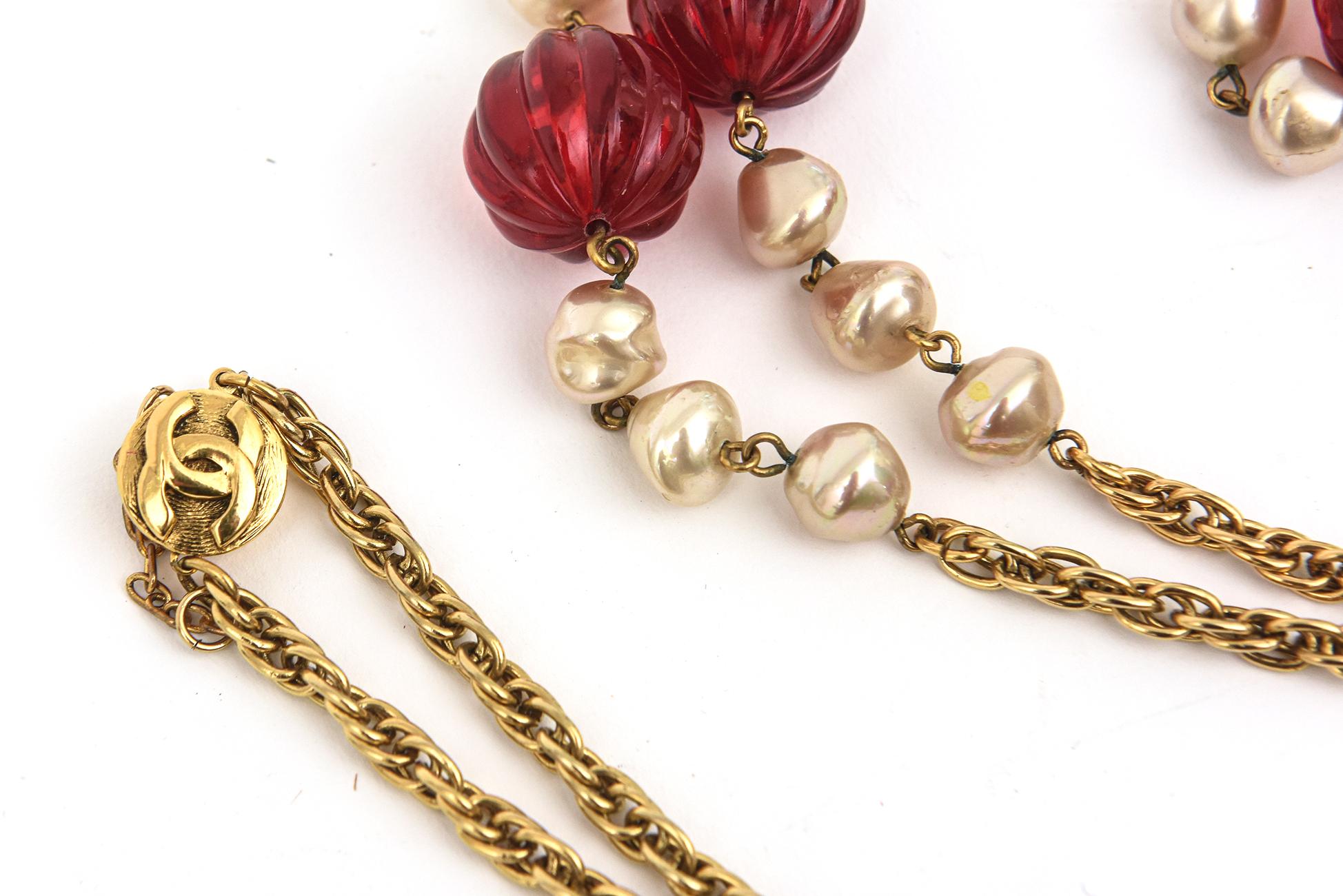 Moderne Long collier sautoir Chanel avec verre Gripoix rouge, fausses perles et fermoirs en or en vente