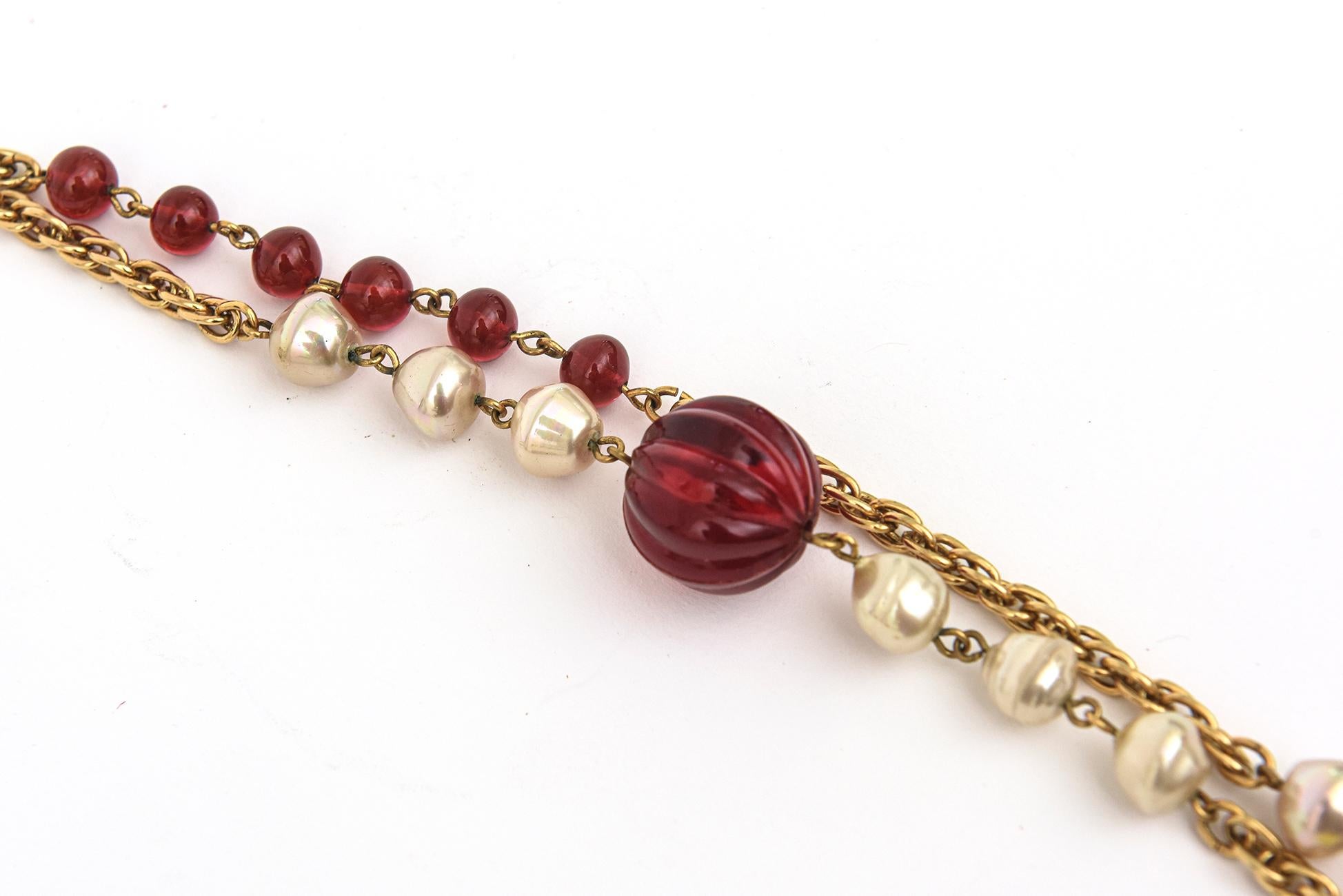 Perle Long collier sautoir Chanel avec verre Gripoix rouge, fausses perles et fermoirs en or en vente