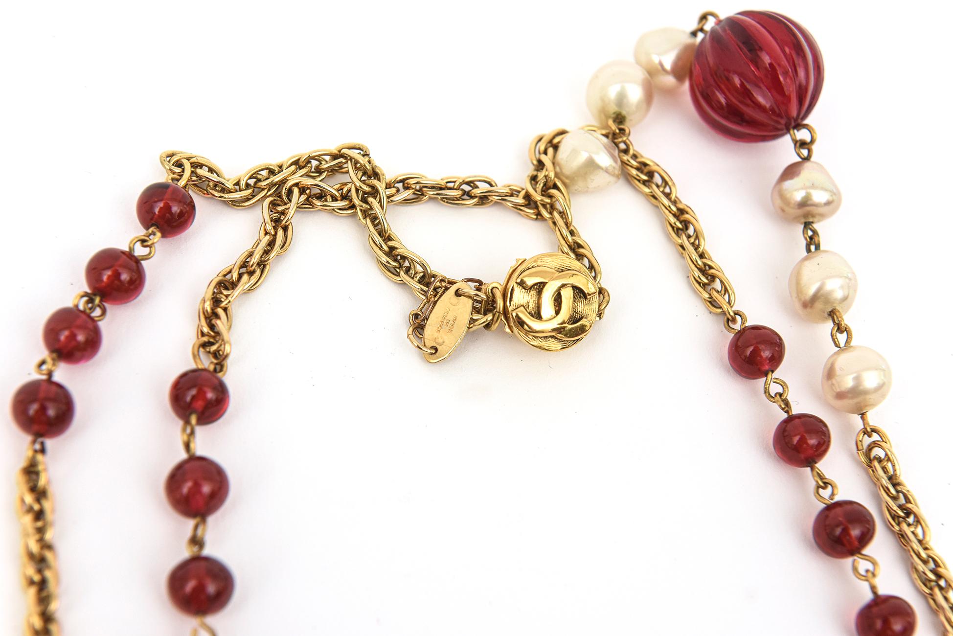 Chanel Long Sautoir Necklace with Red Gripoix Glass, Faux Pearls And Gold LInks In Good Condition For Sale In North Miami, FL