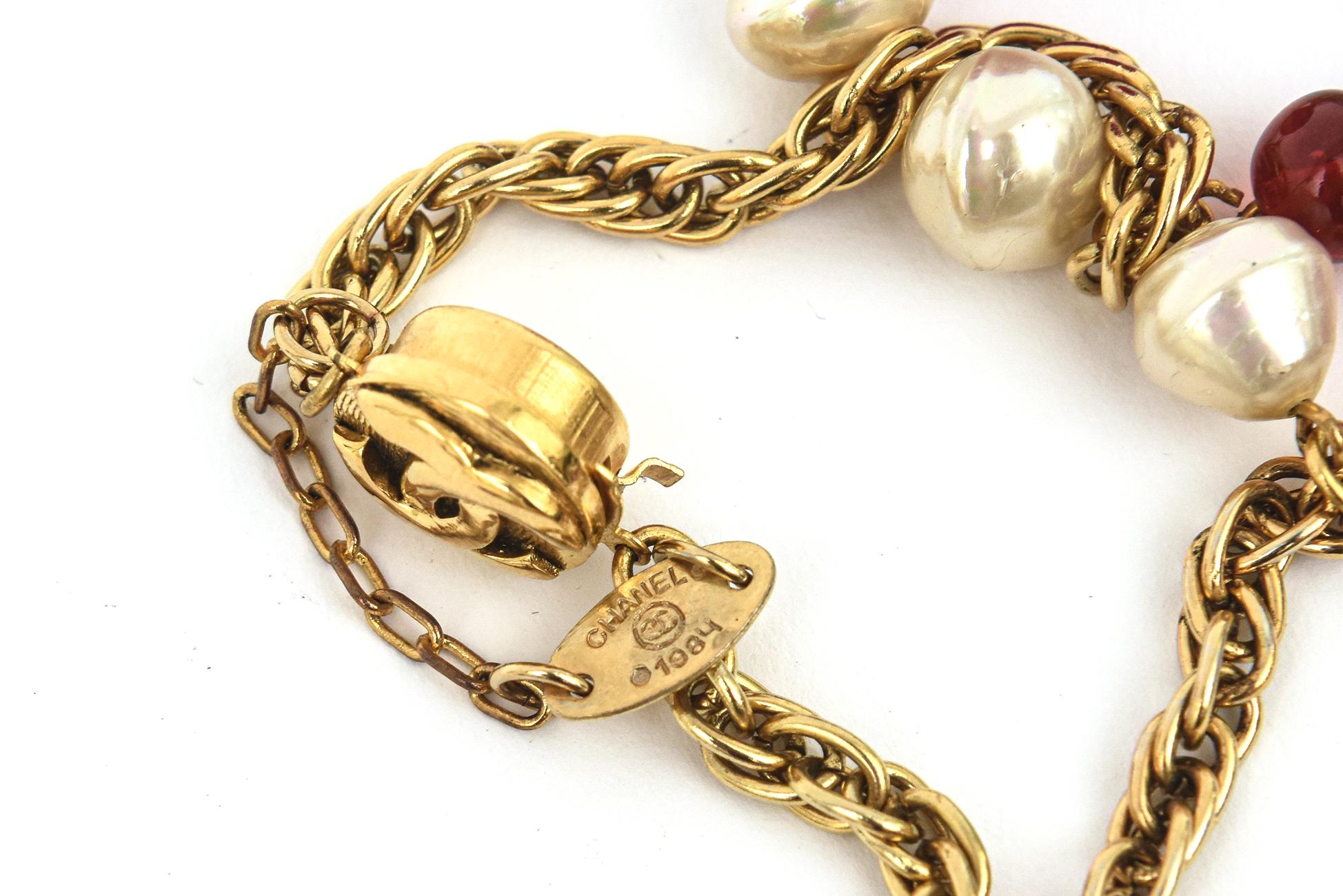 Long collier sautoir Chanel avec verre Gripoix rouge, fausses perles et fermoirs en or Pour femmes en vente