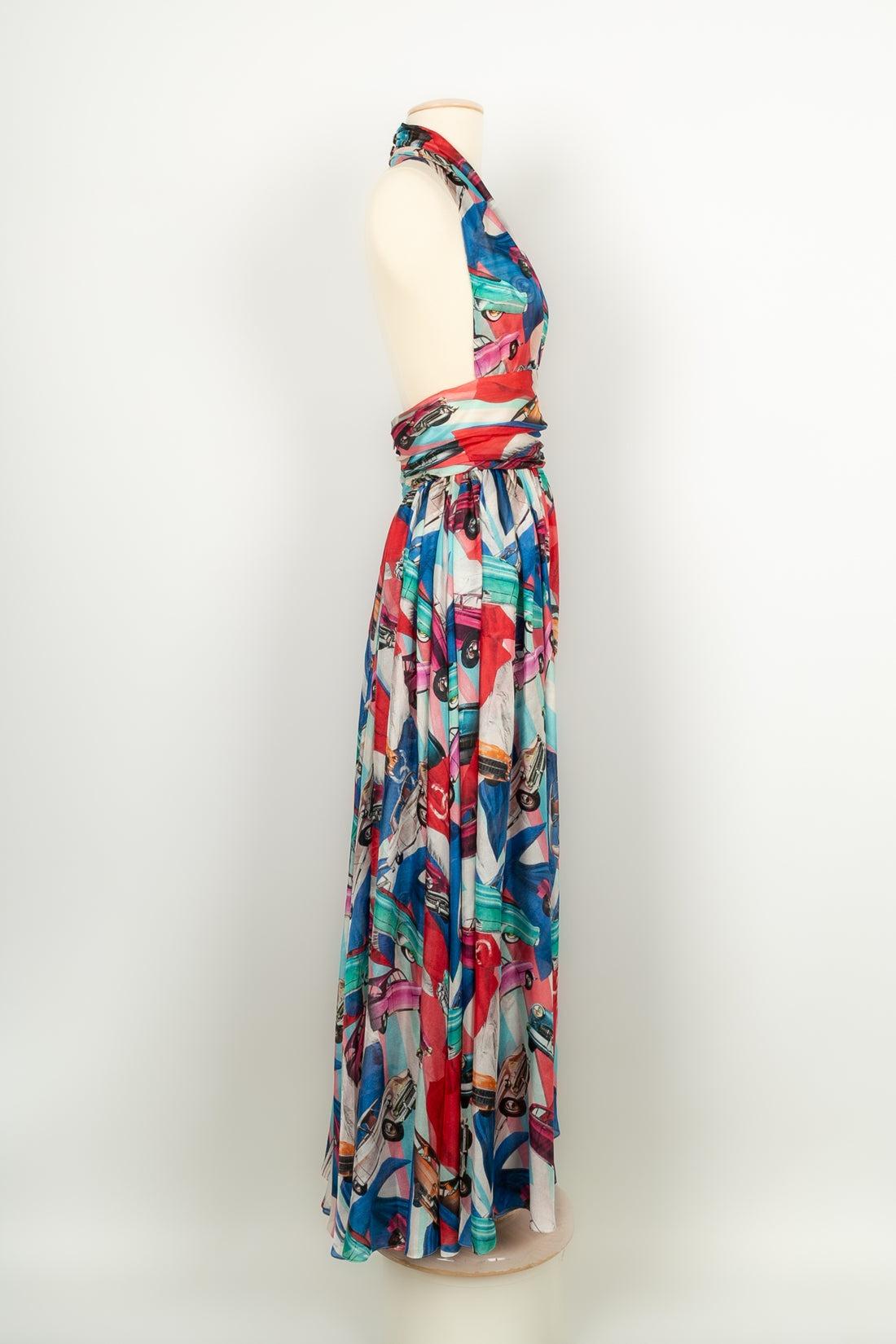 Chanel - (Made in France) Long silk dress in red, blue, and green tones. Size 34FR. Paris-Cuba Cruise 2017 Collection.

Additional information:
Condition: Very good condition
Dimensions: Waist: 32 cm - Length: 136 cm
Period: 21st Century

Seller