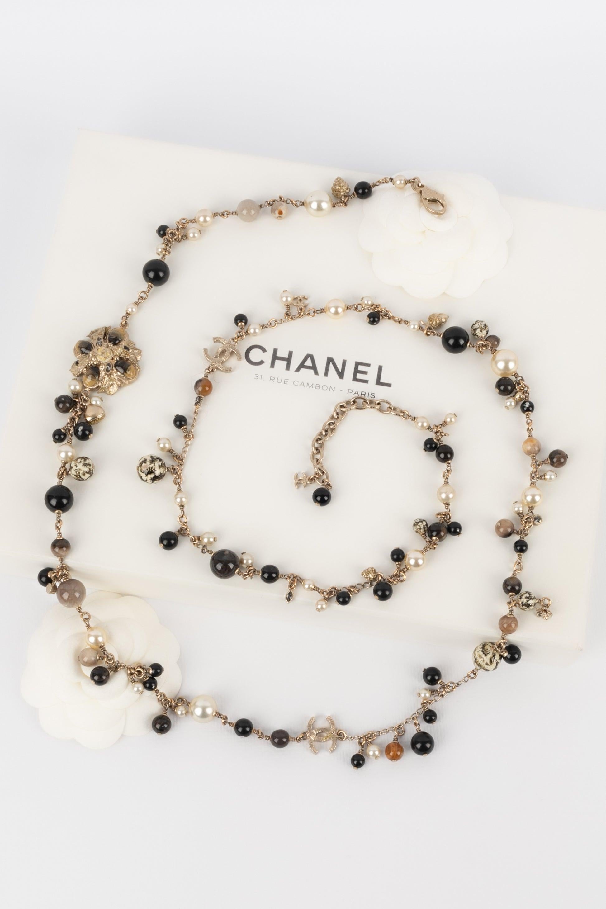 CHANEL - (Made in France) Long silvery metal necklace with costume pearls and glass pearls. 2011 Collection.

Additional information: 
Condition: Very good condition 
Dimensions: Length: 120 cm

Seller Reference: CB121