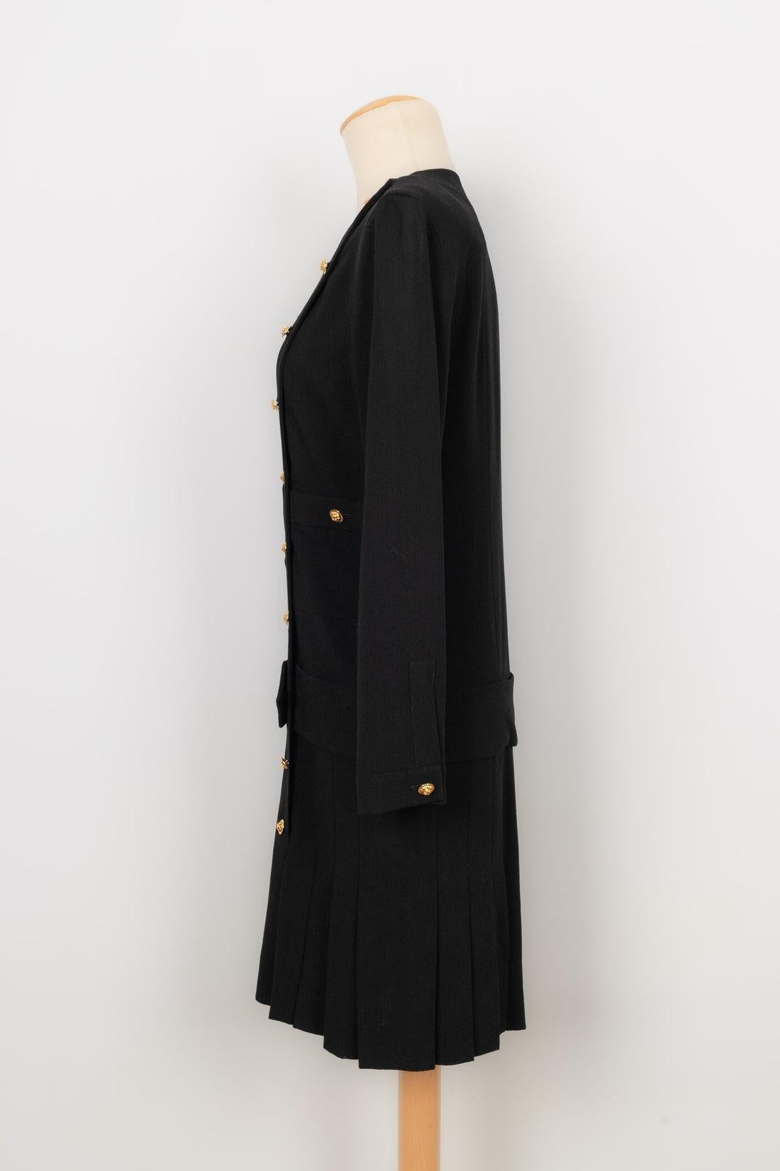 Chanel - Robe noire à manches longues ornée de boutons en métal doré. Aucune taille n'est indiquée, il convient à un 38FR. Pièce datant de la fin des années 1980.

Informations complémentaires :
Condit : Très bon état.
Dimensions : Largeur des