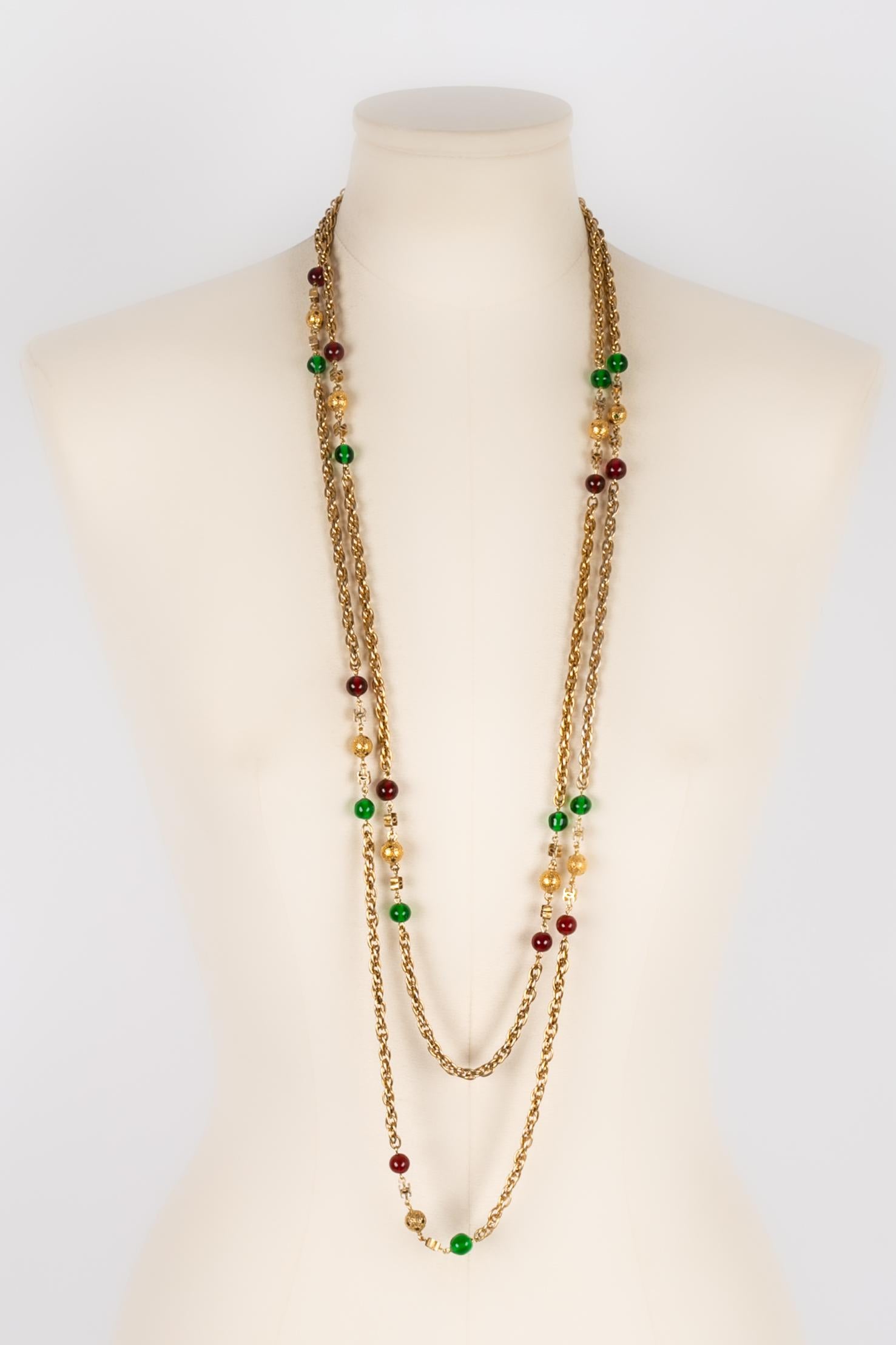 CHANEL(Made in France) Necklace / Long necklace in gold metal and red and green glass beads. Collection 1982.

Condition :
Very good condition

Length : 200 cm