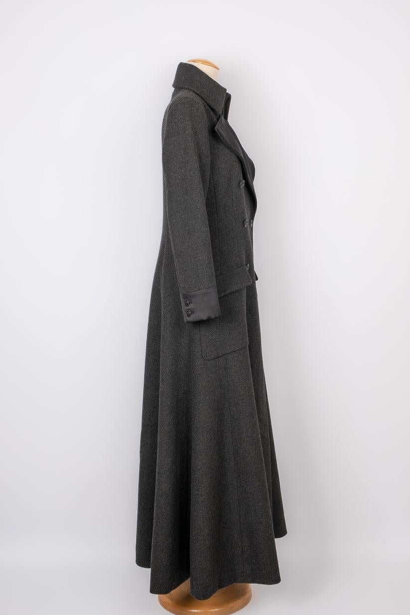 Chanel- (Made in France) Long wool coat with silk collar and sleeve bottomw. 42FR size indicated. 2008 Pre-Fall Collection.

Additional information:
Condition: Very good condition
Dimensions: Shoulder width: 40 cm - Chest: 49 cm - Waist: 45 cm -
