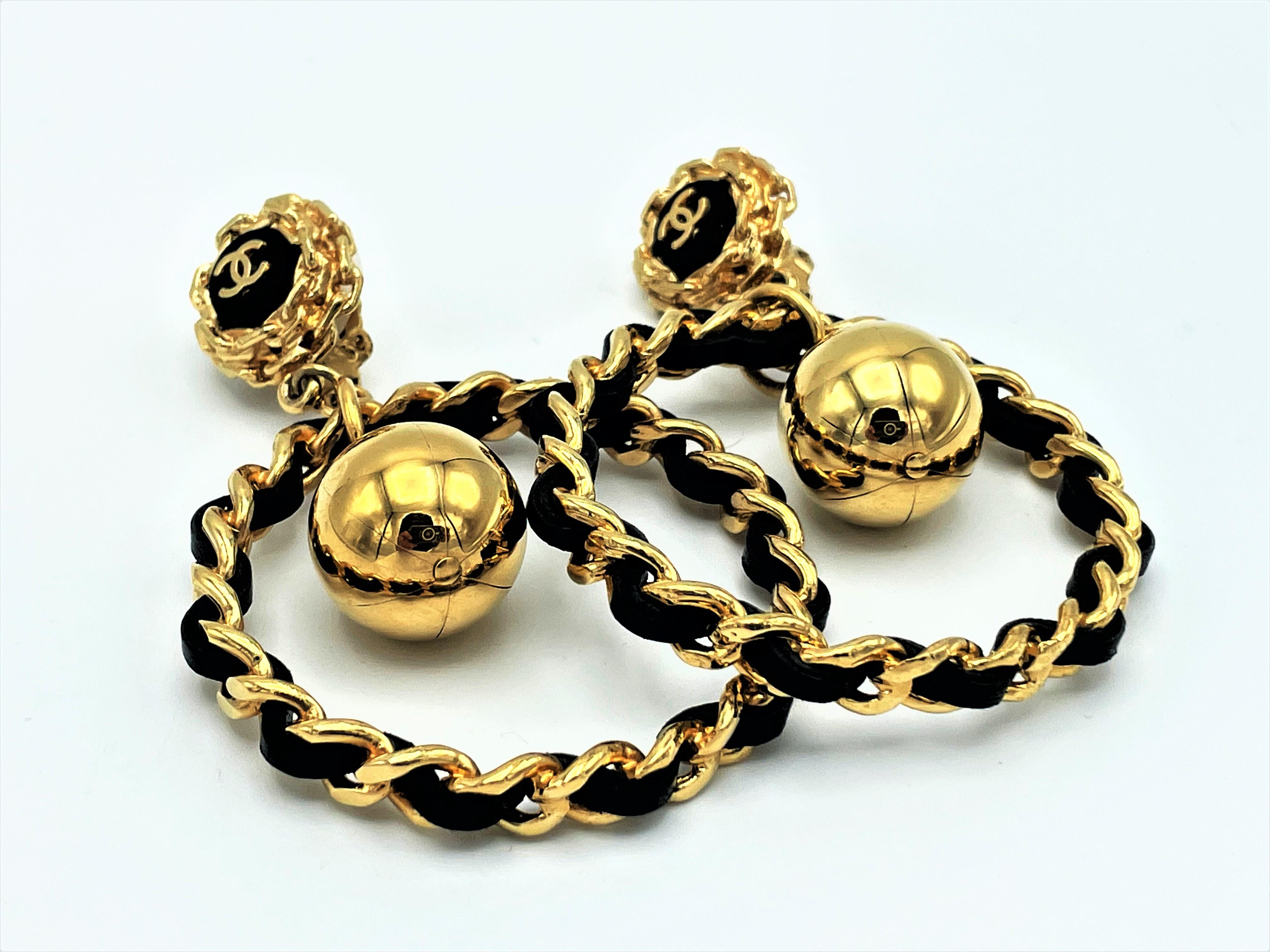 Women's Chanel loop clip-on earring singed by Victoire de Castellane, gold plated 1990s