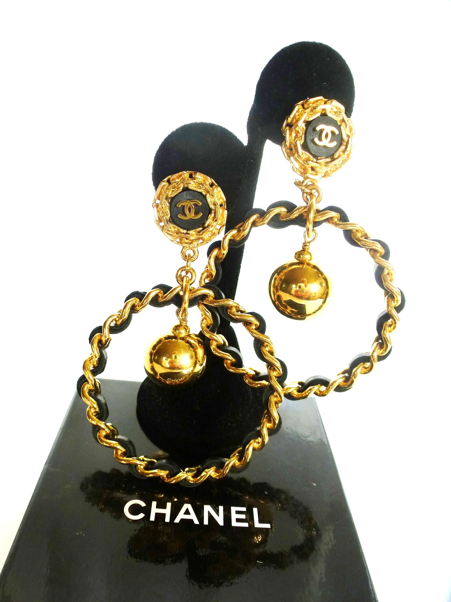 Chanel loop clip-on earring singed by Victoire de Castellane, gold plated 1990s 1