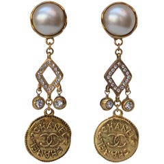 Chanel lovely pair of drop clip on earrings, 1980s