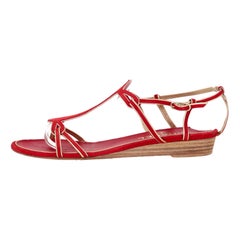 Chanel Niedrige Keilsandalen aus Wildleder mit 'CC' Logo-Detail