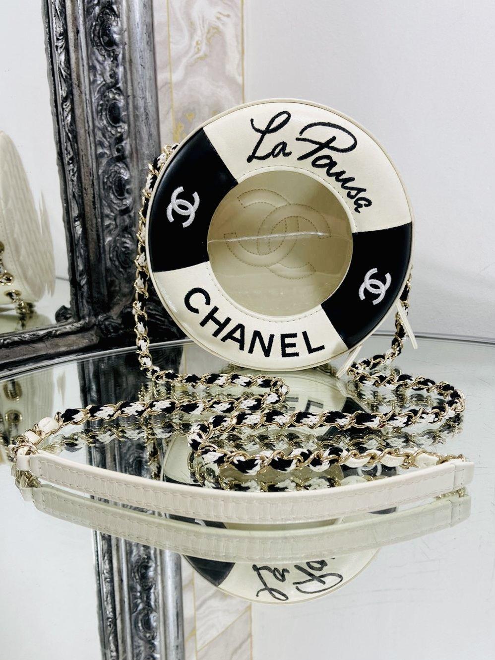 Chanel Ltd Edition La Pausa Rescue Buoy Tasche 

Aus der Collection'S 2019 in schwarzem und weißem Leder mit goldener Hardware. Aufgestickte 