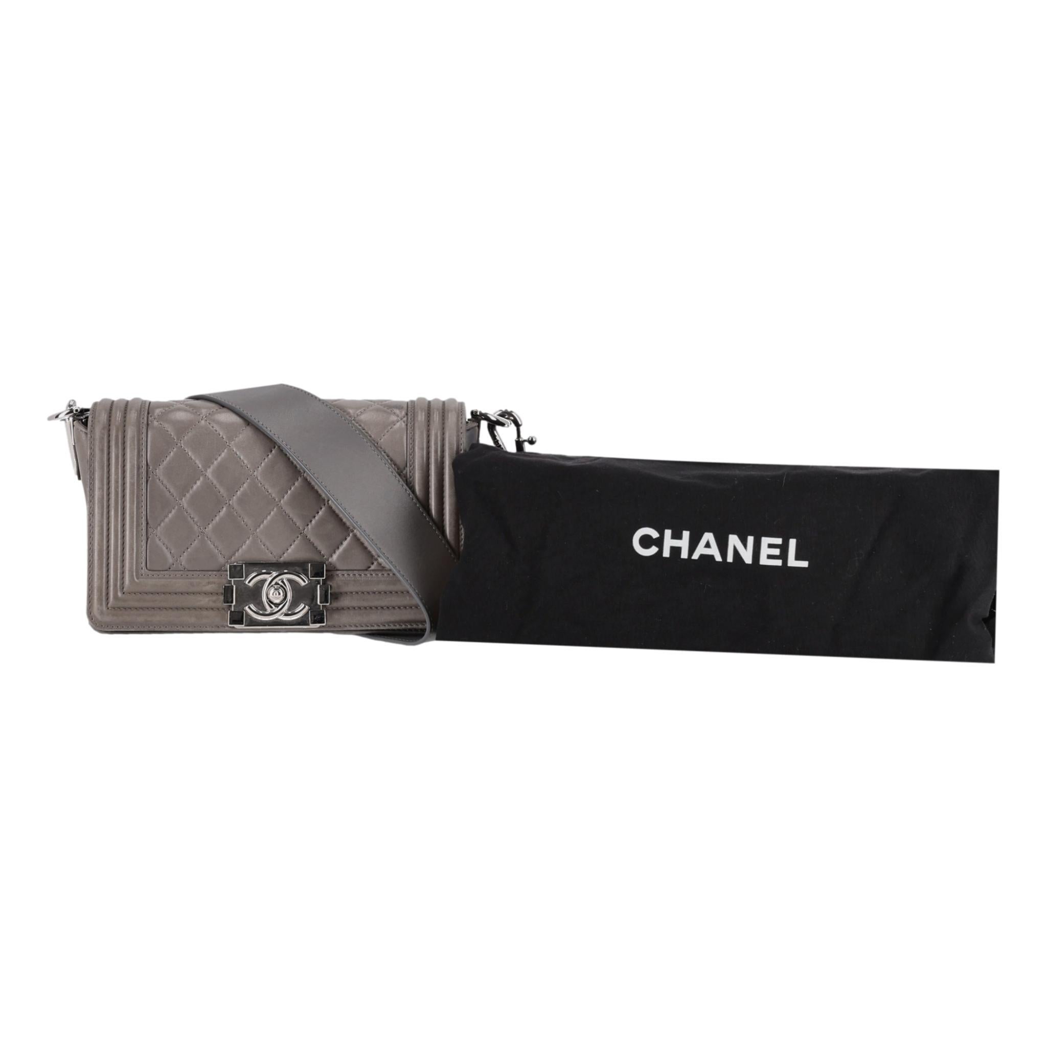 Chanel Ltd Edition Leather & Stingray Boy Bag

Grey tone quilted Lambskin leather bag with bright blue

Stingray trim to the sides, base and removable bag strap.

Silver hardware.

Size - Height 11cm, Width 21cm, Depth 6cm

Condition - Good/Very