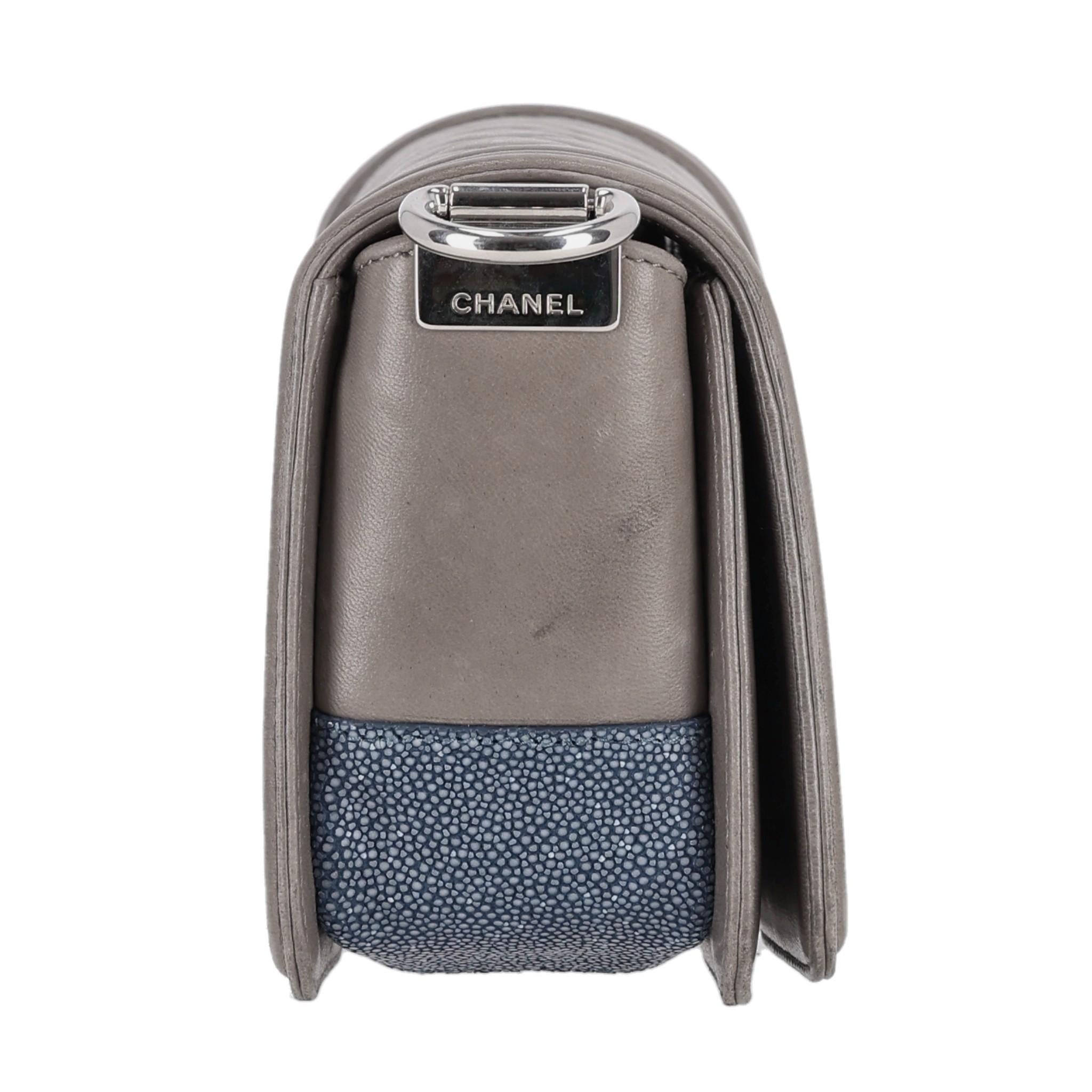 Grigio Borsa Chanel Ltd Edition in pelle e razze in vendita