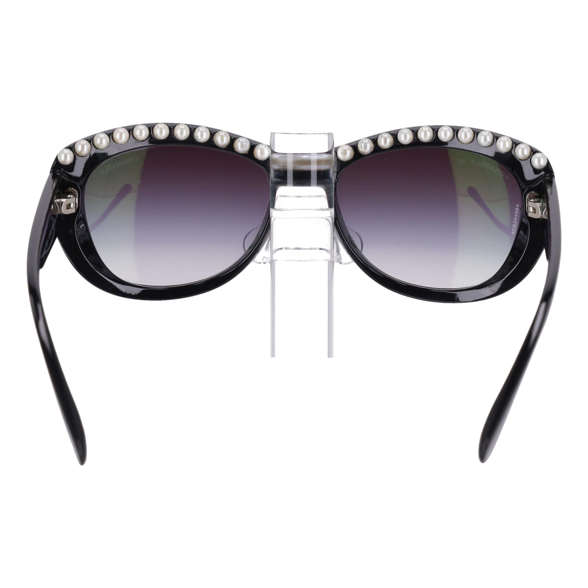 Noir Chanel Ltd Edition Lunettes de soleil yeux de chat ornées de perles