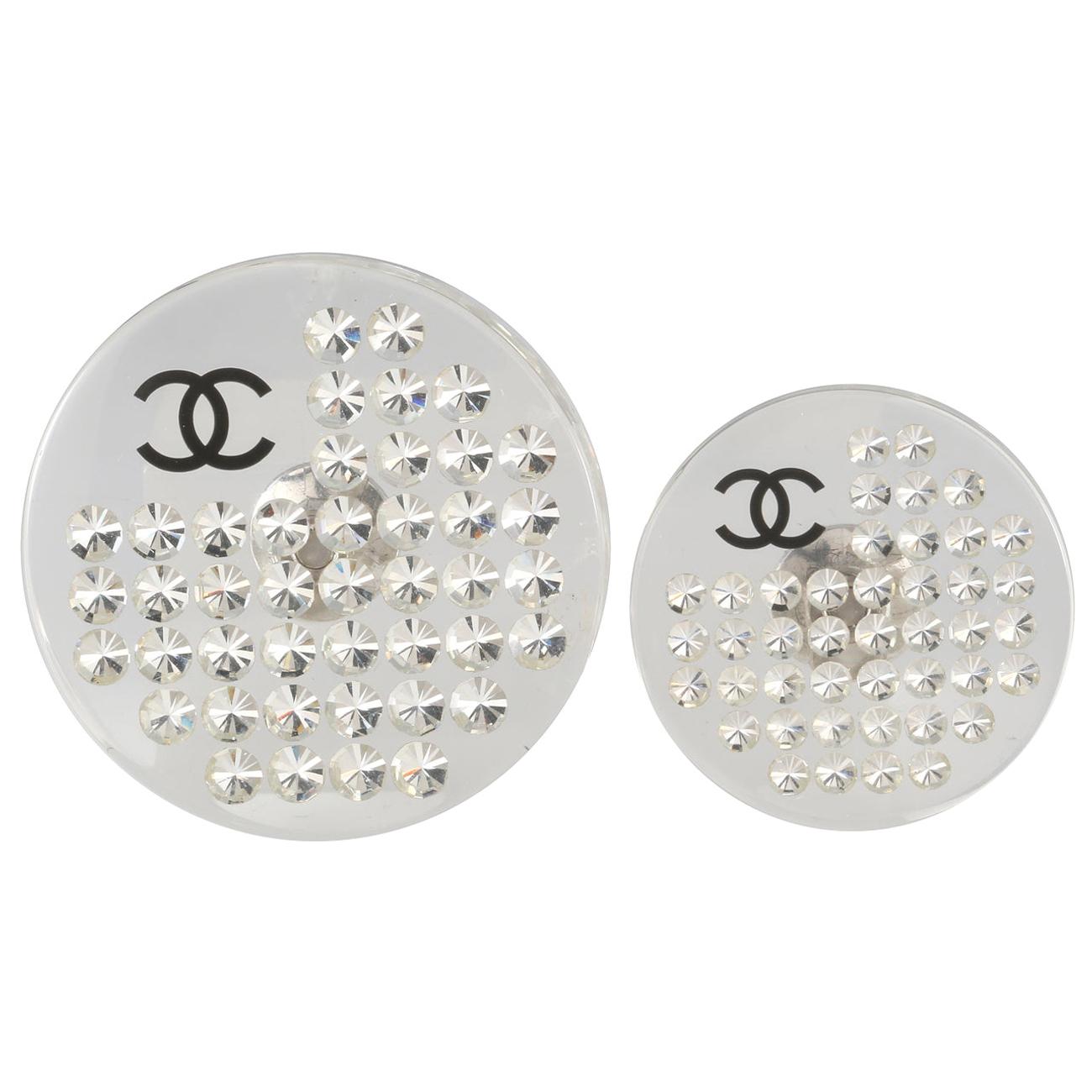 Chanel Anstecknadeln aus Lucite und Kristall im Angebot