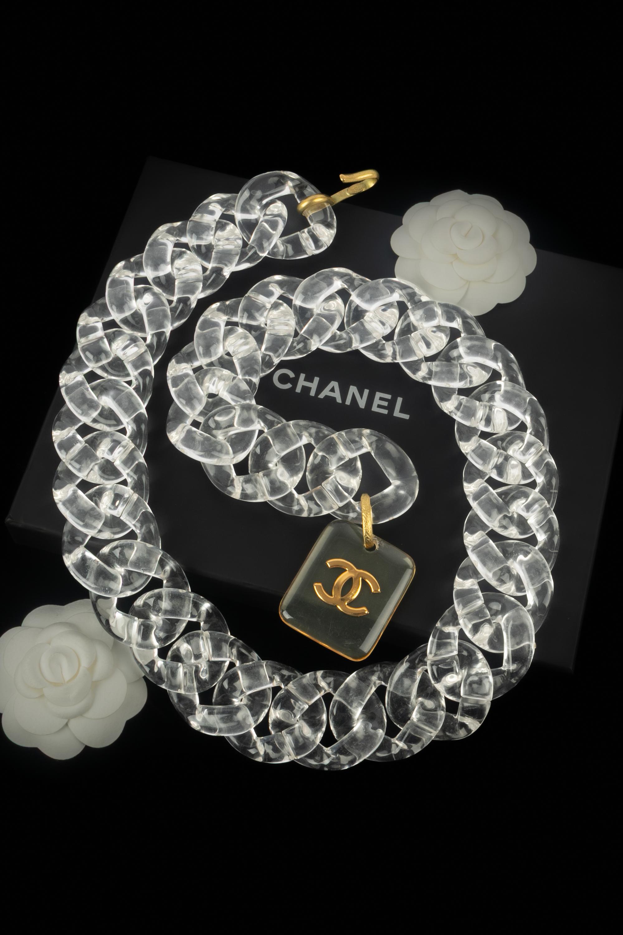 Chanel - (Made in France) Cintura in lucite gialla e bianca. Collezione Cruise 1995 sotto la direzione artistica di Karl Lagerfeld.

Condizioni:
Ottime condizioni

Dimensioni:
Lunghezza: 89 cm

SKU:CCB14


