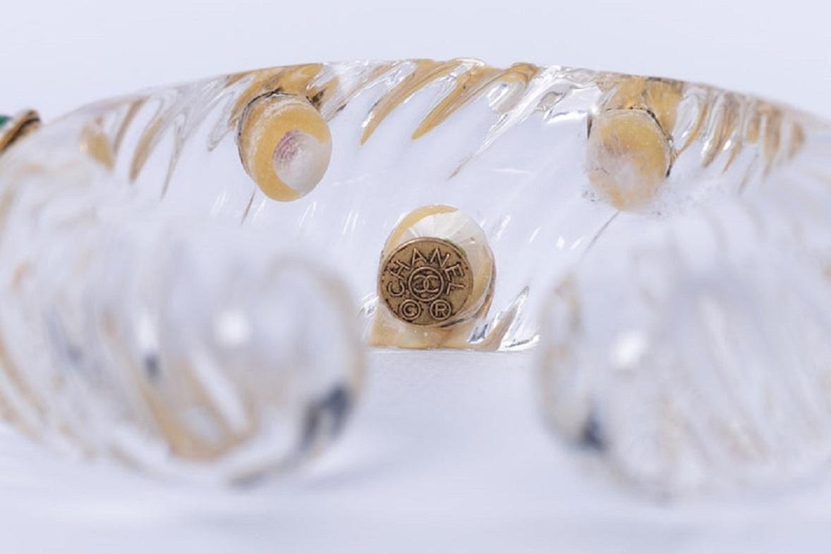 Chanel Lucite-Armband aus Lucite mit mehrfarbigen Glaspastell-Cabochons verziert, 1980er Jahre im Angebot 2