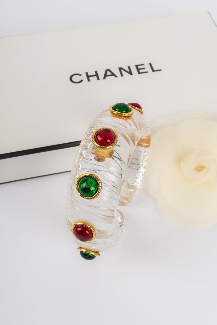 Chanel - (Made in France) Lucite bracelet decorated with colored glass paste cabochons.

Additional information:

Dimensions: Circumference: 20 cm

Condition: Good condition

Seller Ref number: BRAB101