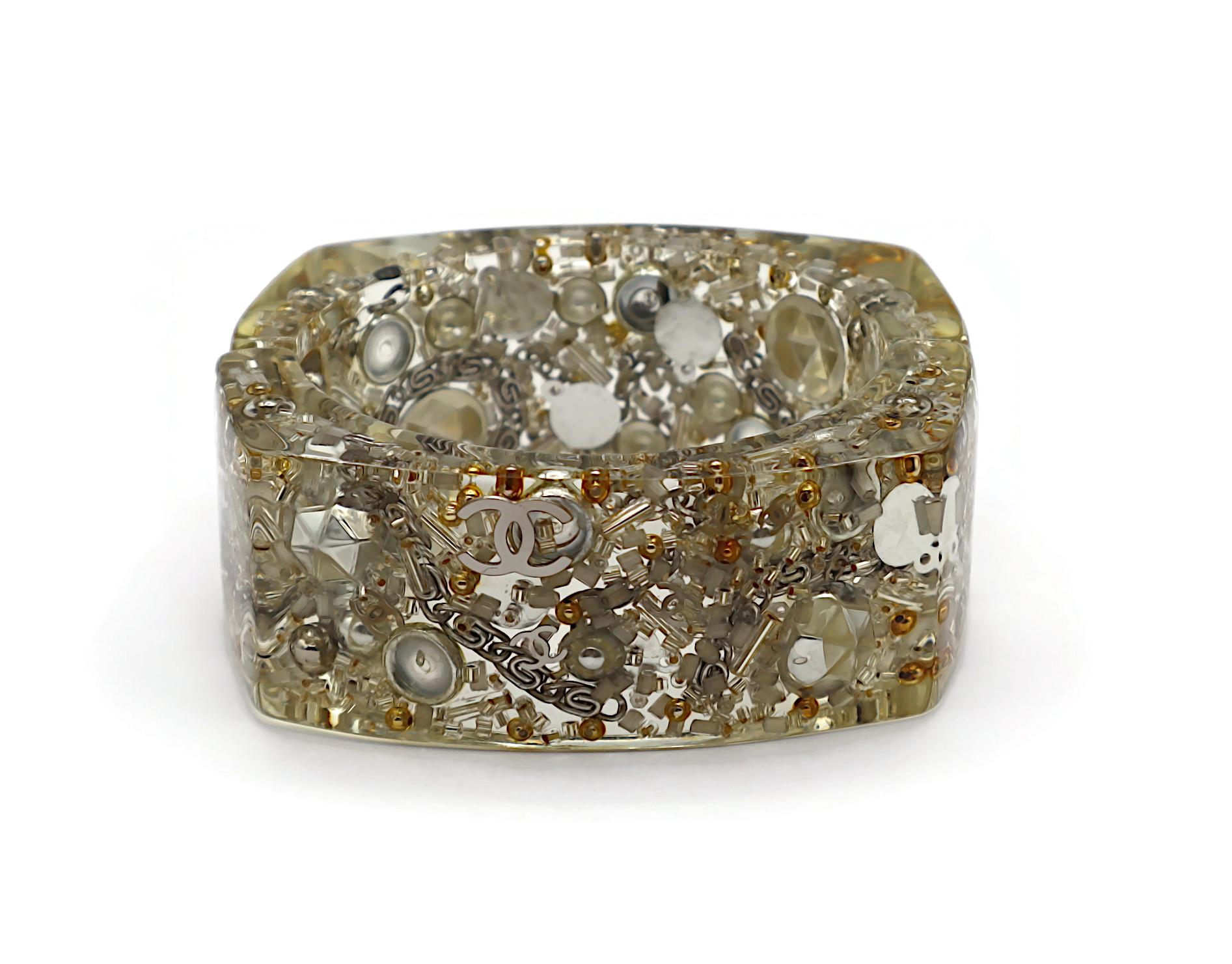 CHANEL Lucite CC Logo Clamper Cuff Bracelet , 2013 Pour femmes en vente