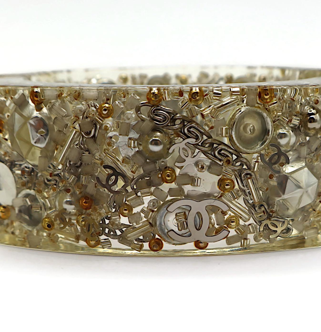 CHANEL Lucite CC Logo Clamper Cuff Bracelet , 2013 en vente 4