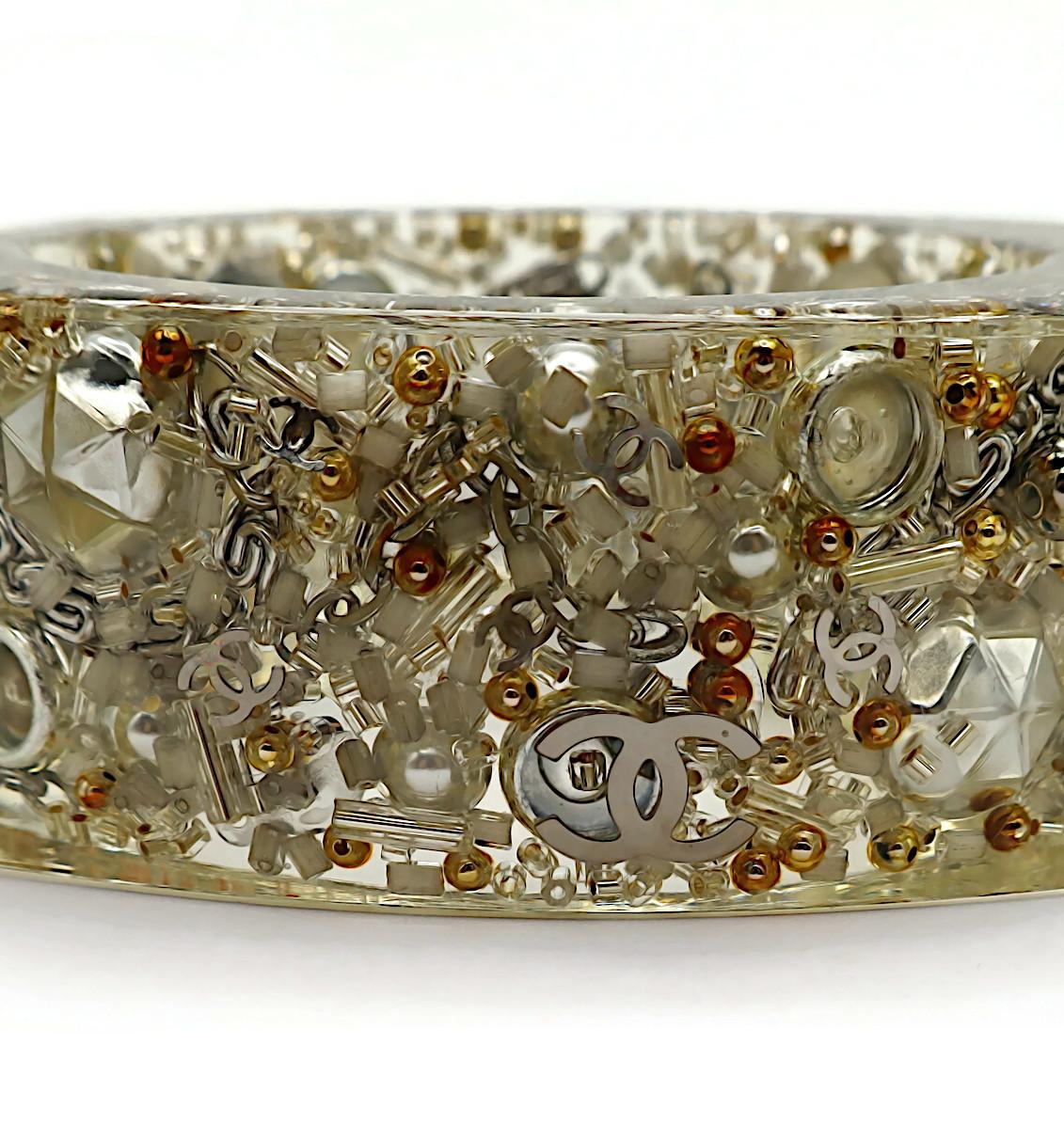 CHANEL Lucite CC Logo Clamper Cuff Bracelet , 2013 en vente 5