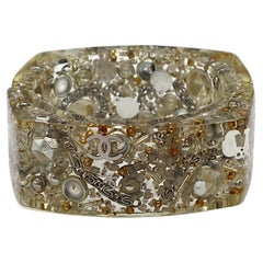 CHANEL Lucite CC Logo Clamper Pulsera , 2013