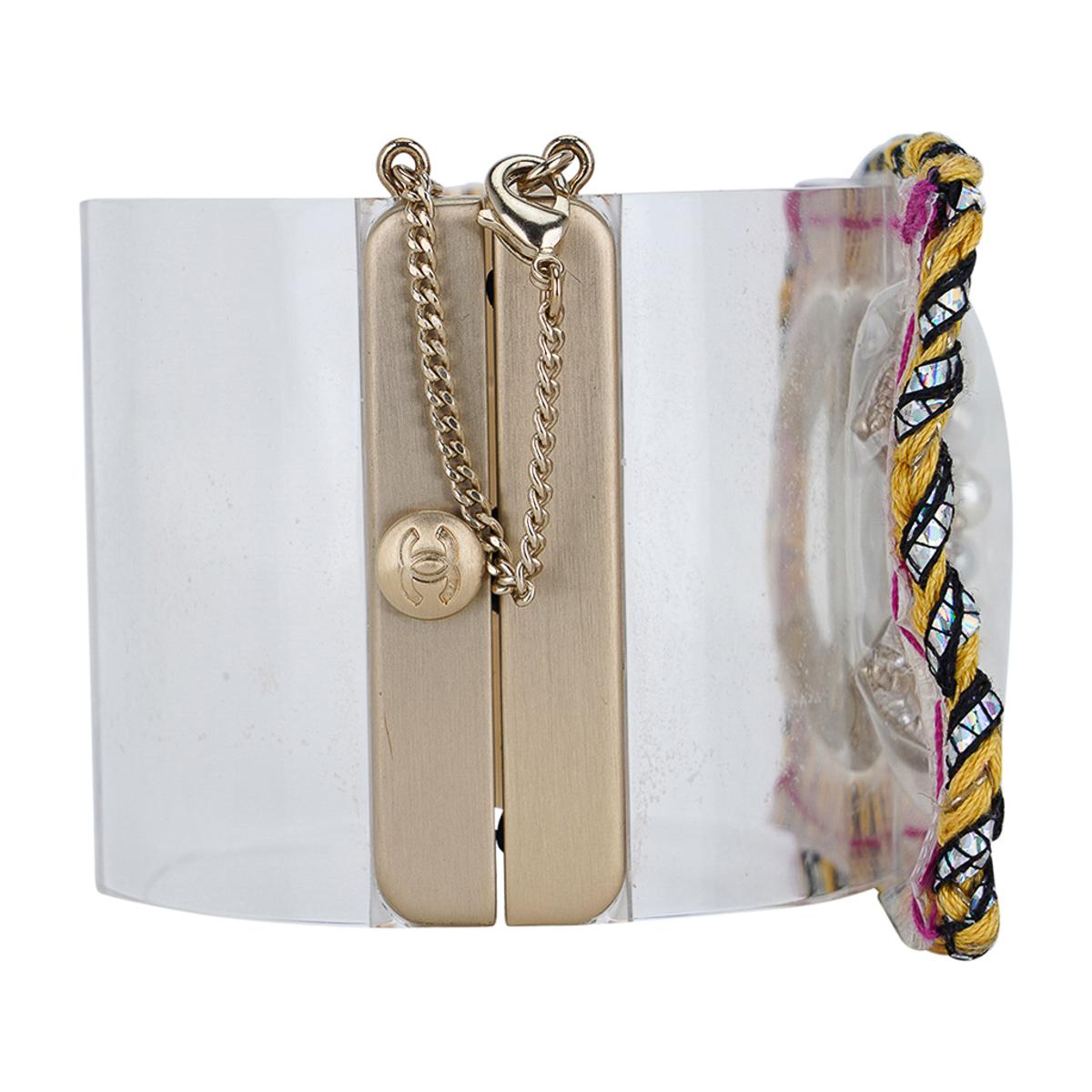 Chanel - Bracelet manchette à bord brodé CC en lucite et fausses perles - S 1