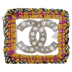 Chanel - Bracelet manchette à bord brodé CC en lucite et fausses perles - S