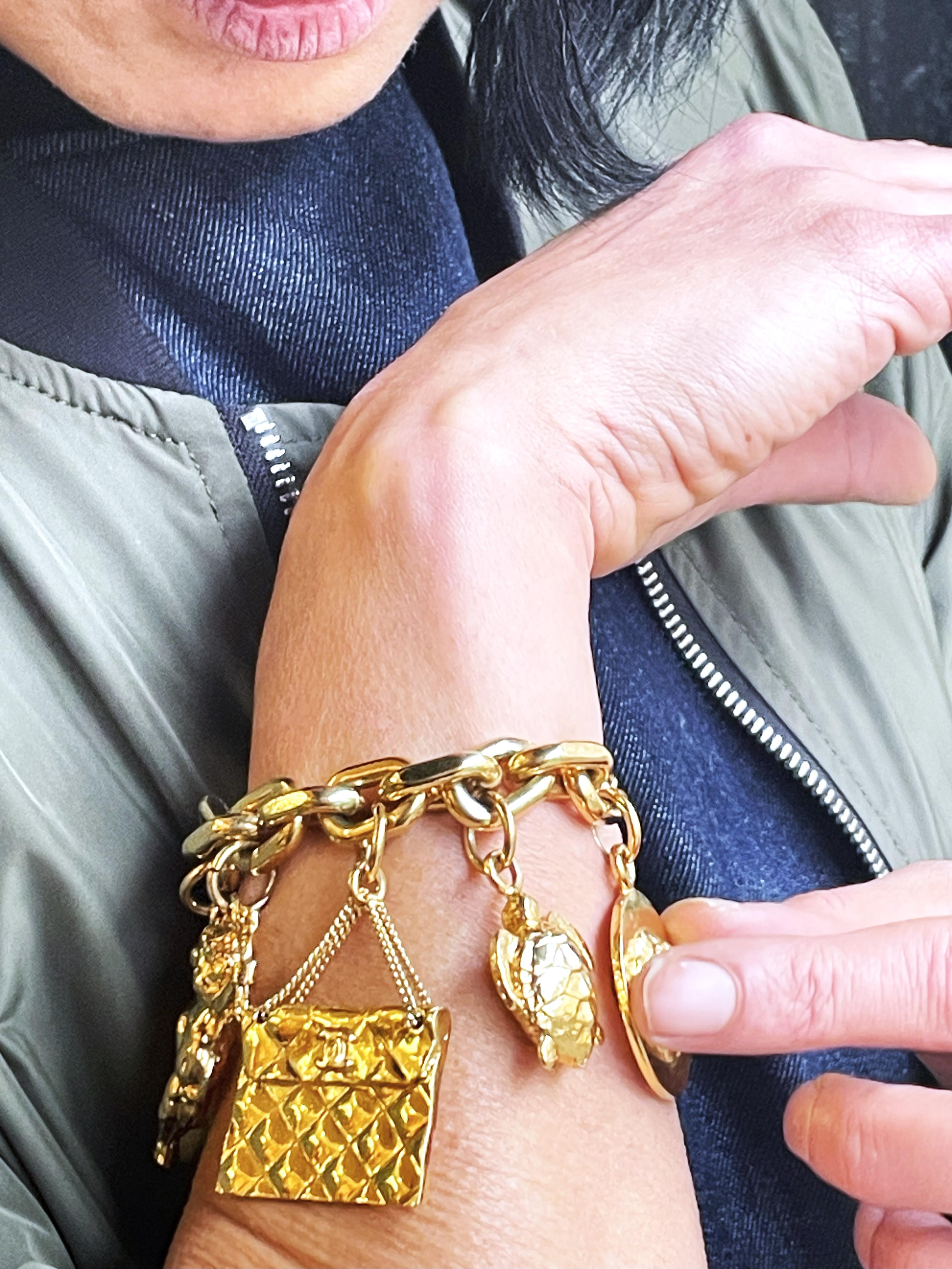 CHANEL lucky charm bracelet with 7 iconic Chanel pendants gold-plated, 1990 In Excellent Condition For Sale In Stuttgart, DE