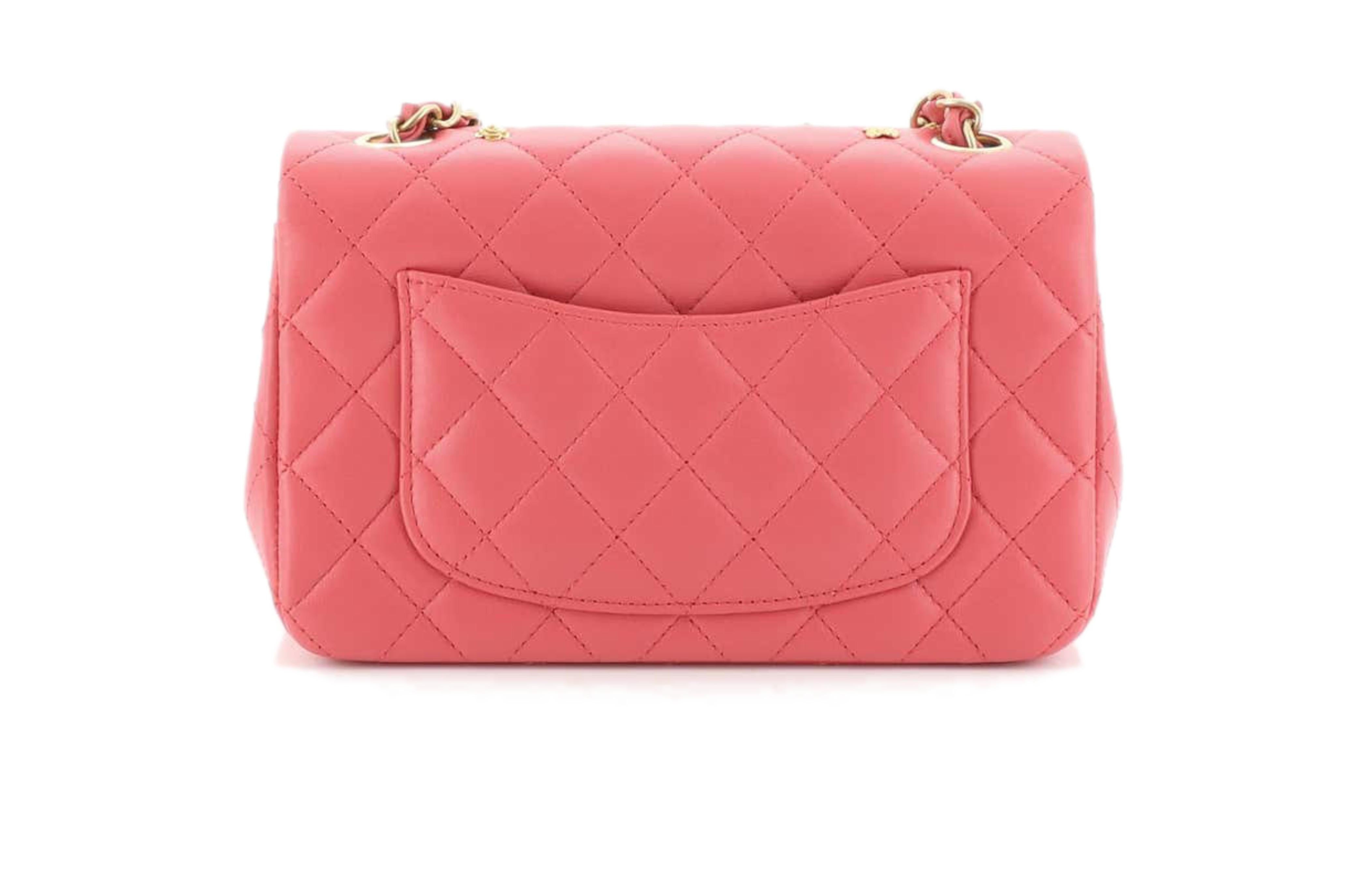 Cuir rose
Quincaillerie en or et en bronze
Doublure en cuir
Fermeture twist-lock
Fabriqué en France
Longueur de la bandoulière : 23,75