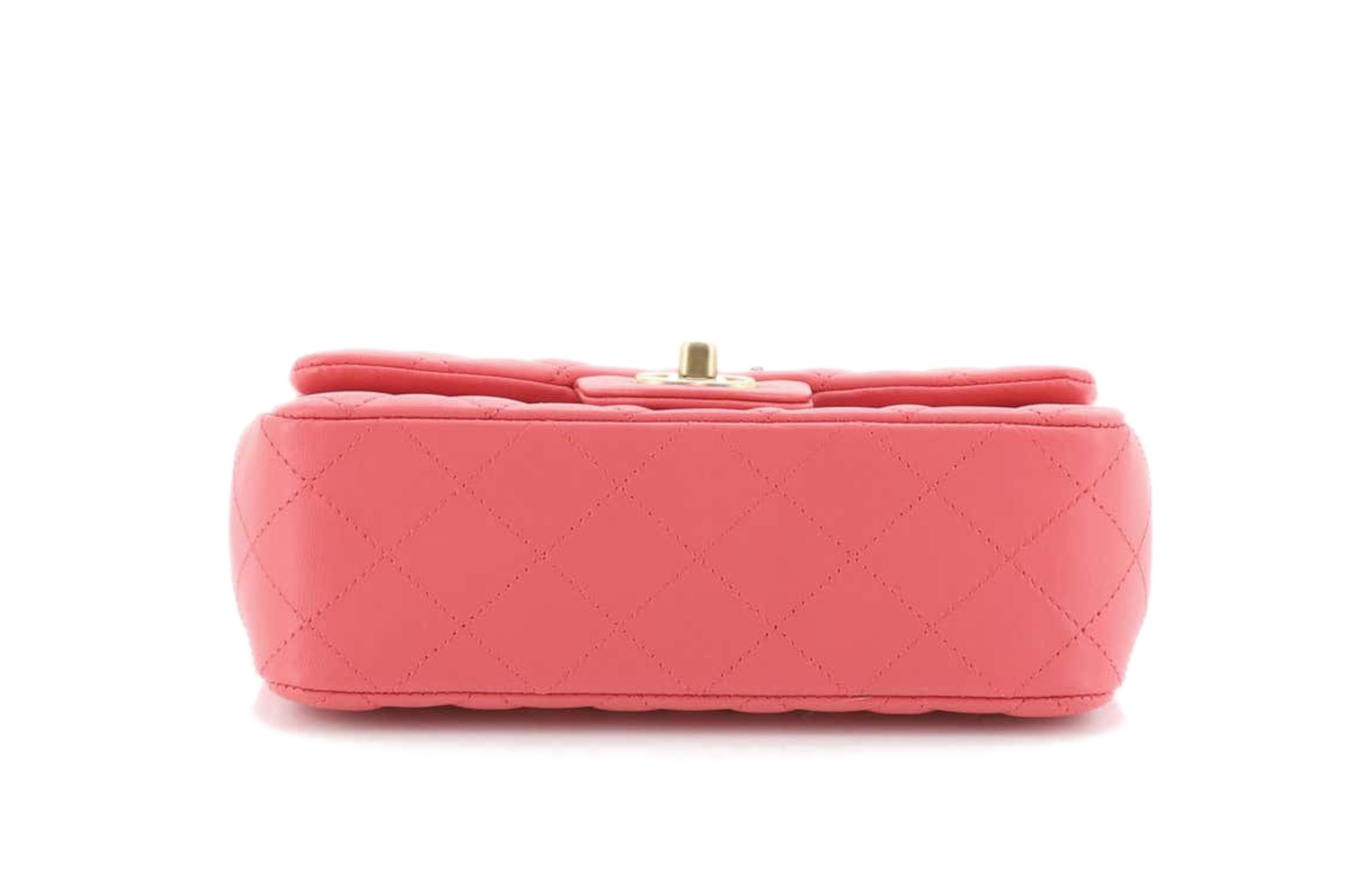 Rose Mini classique de Chanel Lucky Charm. En cuir rose et breloque de chance multicolore. en vente