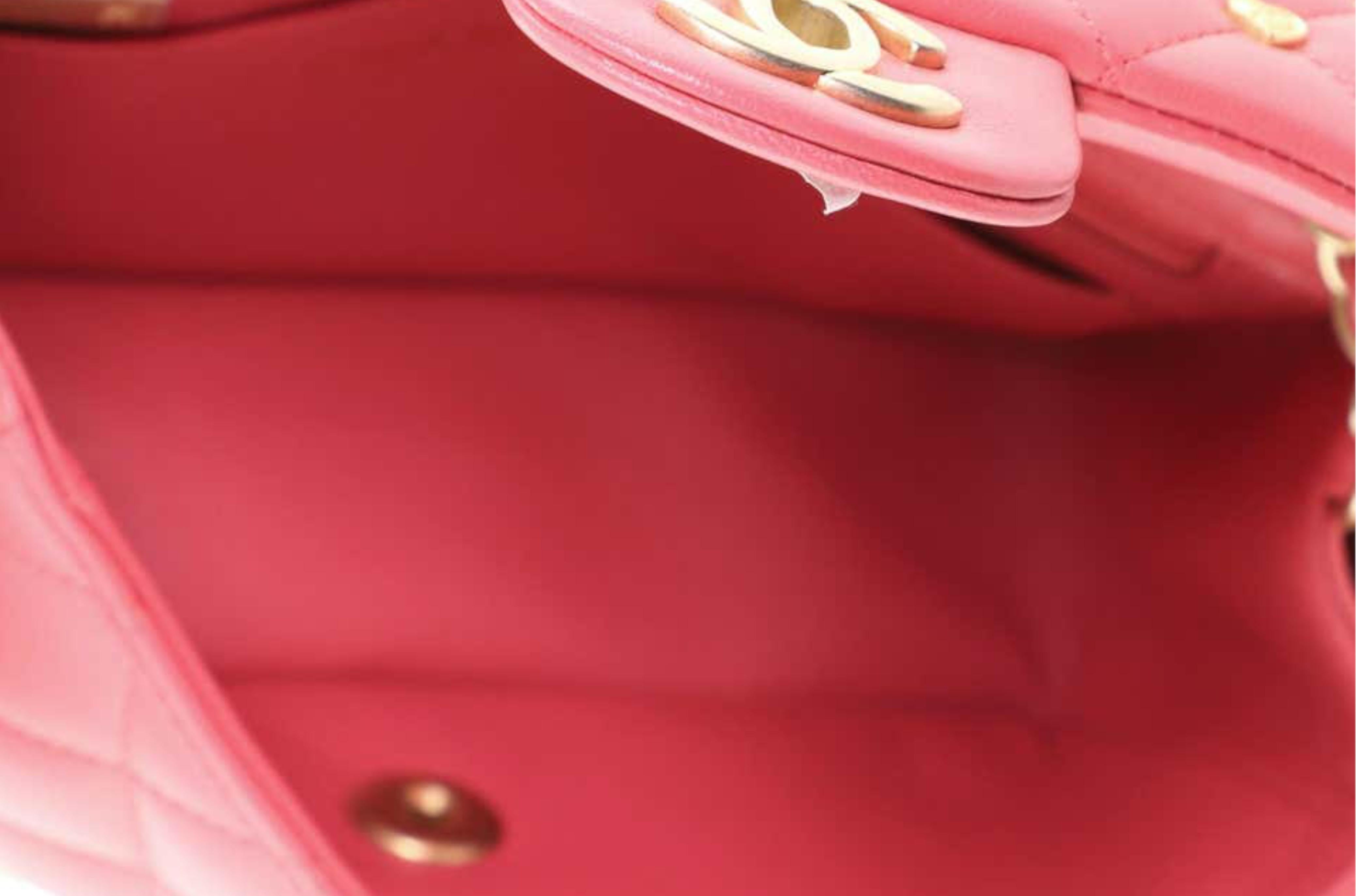 Mini classique de Chanel Lucky Charm. En cuir rose et breloque de chance multicolore. Excellent état - En vente à Paris, FR