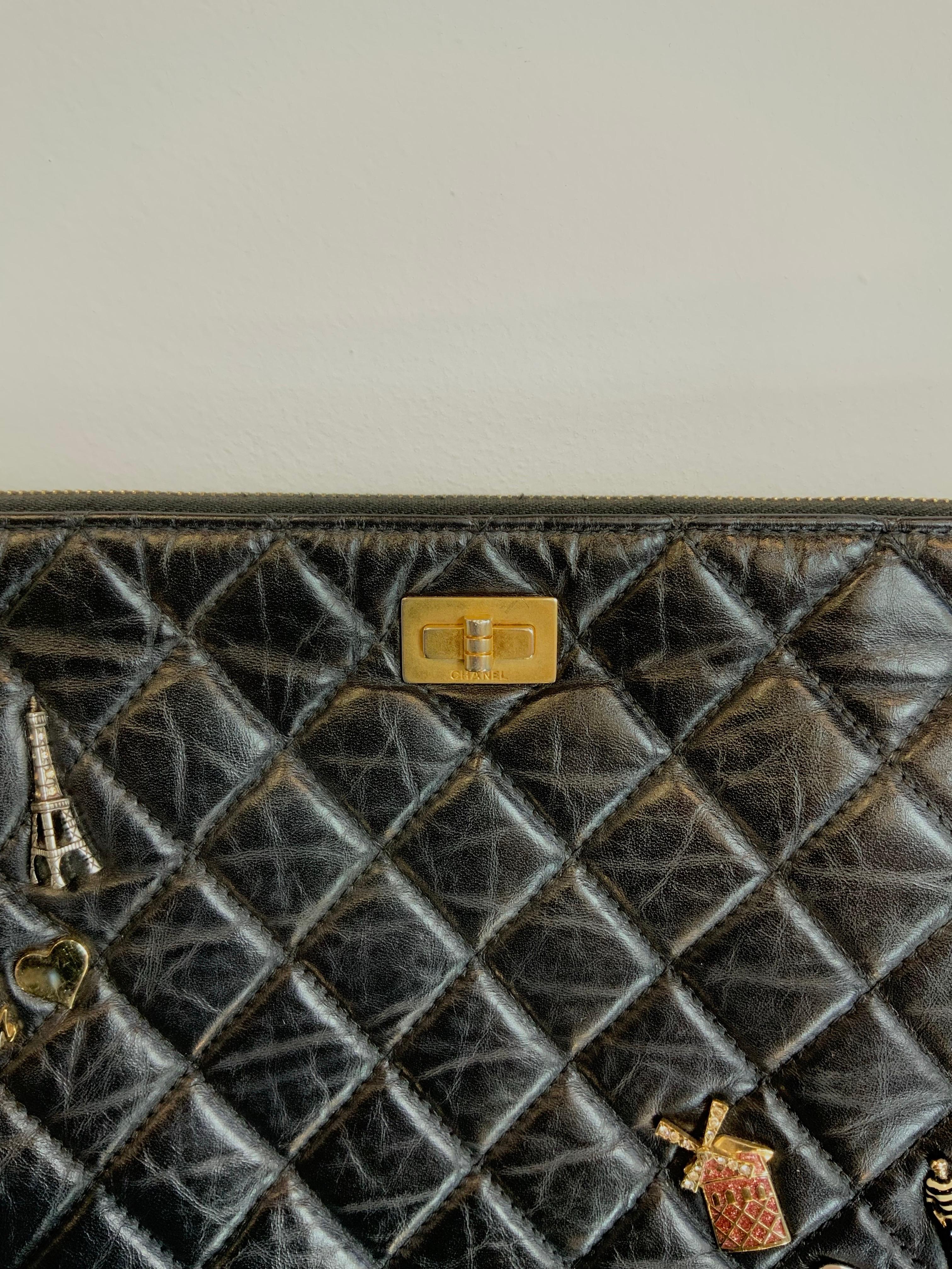 Chanel Lucky Charms Reissued gesteppte Clutch für Damen oder Herren im Angebot
