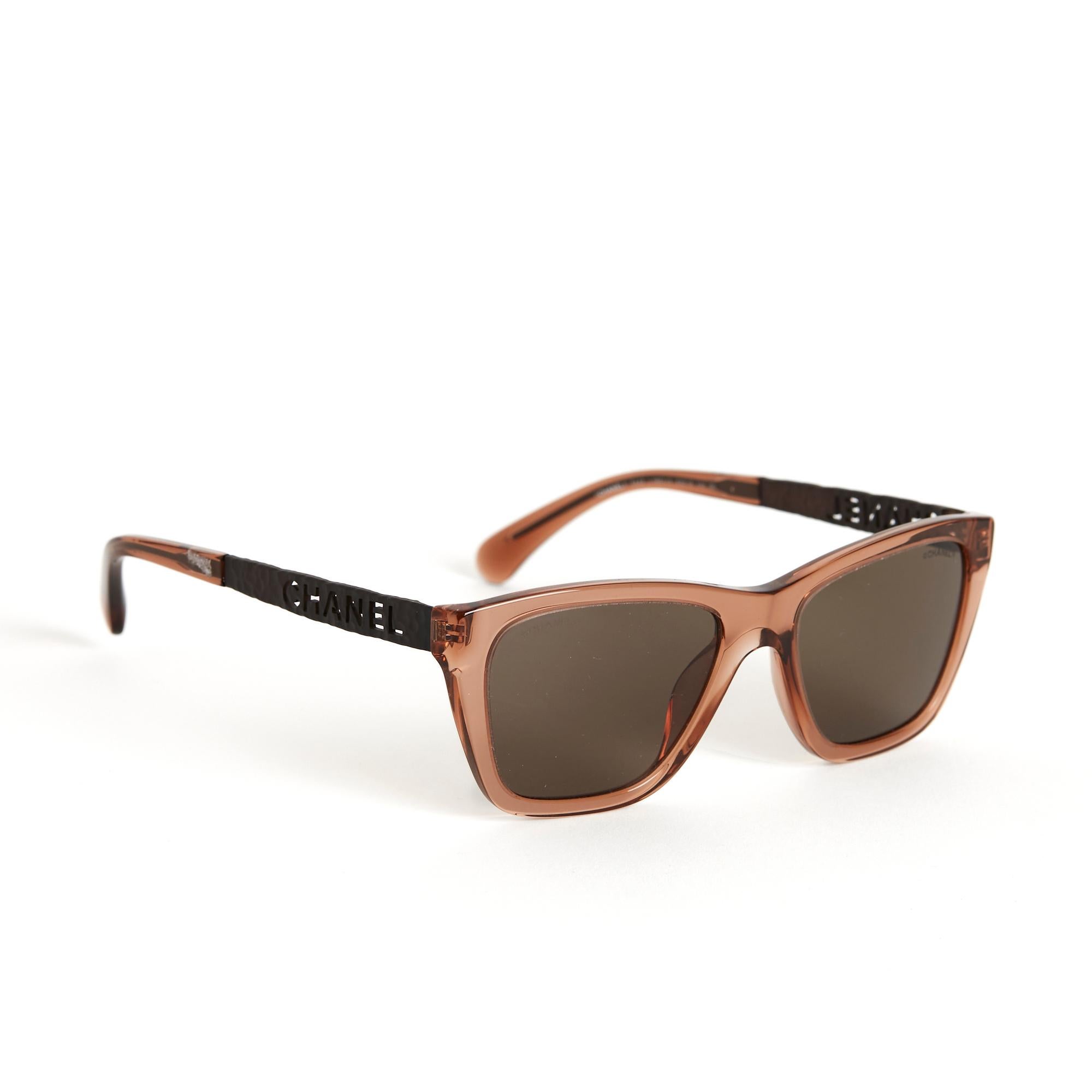 Sonnenbrille Chanel Rectangles aus rosafarbenem Acetat, dunkel geräucherte Gläser mit braunem Chanel-Logo, roségoldene Metallbügel mit durchbrochenem Chanel-Logo, Jahr 2022. Rahmenbreite 12,3 cm, Glasmaße 5,3 x 4,0 cm. Die Brille wird ohne Rechnung