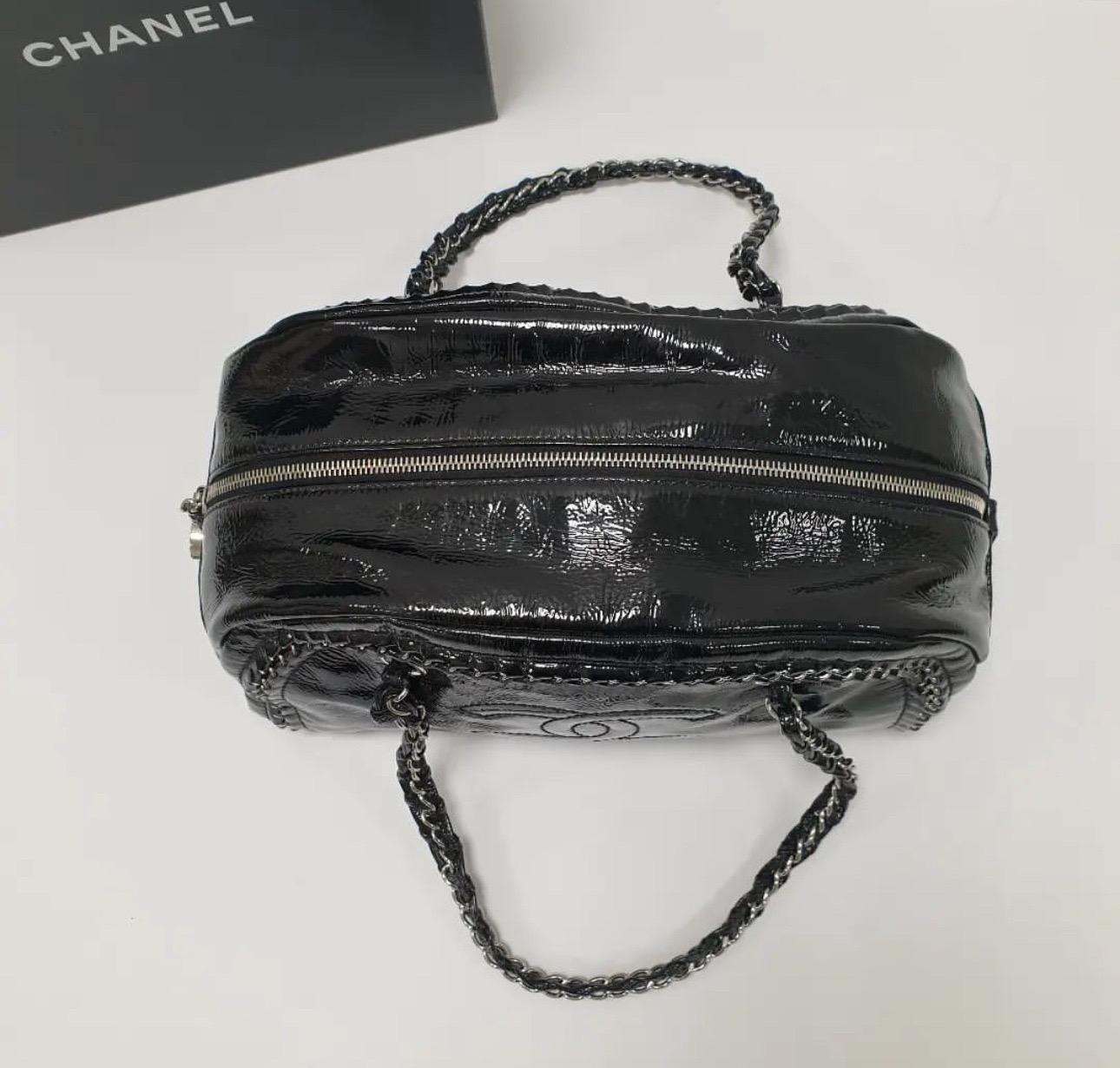 This glamorous Chanel Black Patent Leather Luxe Ligne Medium Bowler Bag is truly desirable. It features a sleek bowler design with silvertone braided leather/chain straps and embedded chain around the trim. 
33*16*14 cm
Very good condition.
No box.
