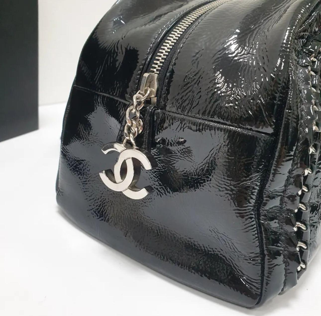 Chanel Luxe Ligne Patent Leather Tote Bag In Good Condition In Krakow, PL