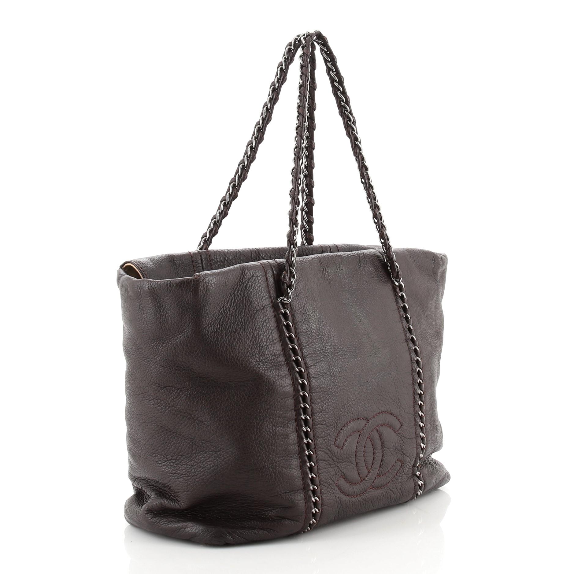 Chanel Luxe Ligne Zip Top Tote Calfskin Large
Purple Calfskin

Condition Details: Creasing and wear on exterior, handles and in interior, small stains in interior, scratches on hardware.

59075MSC

Height 11