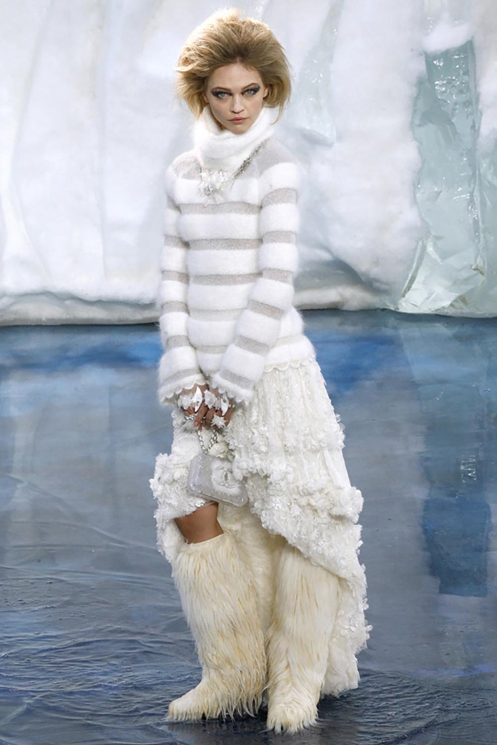 Luxurious Chanel ecru fluffy Angora jumper from the final of Runway of ARCTIC ICE Collection
- intricate sheer knit mixed with fluffy Angora texture with a a bit of shimmer
- CC logo charm at waist
Size mark 34 FR. Pristine condition.