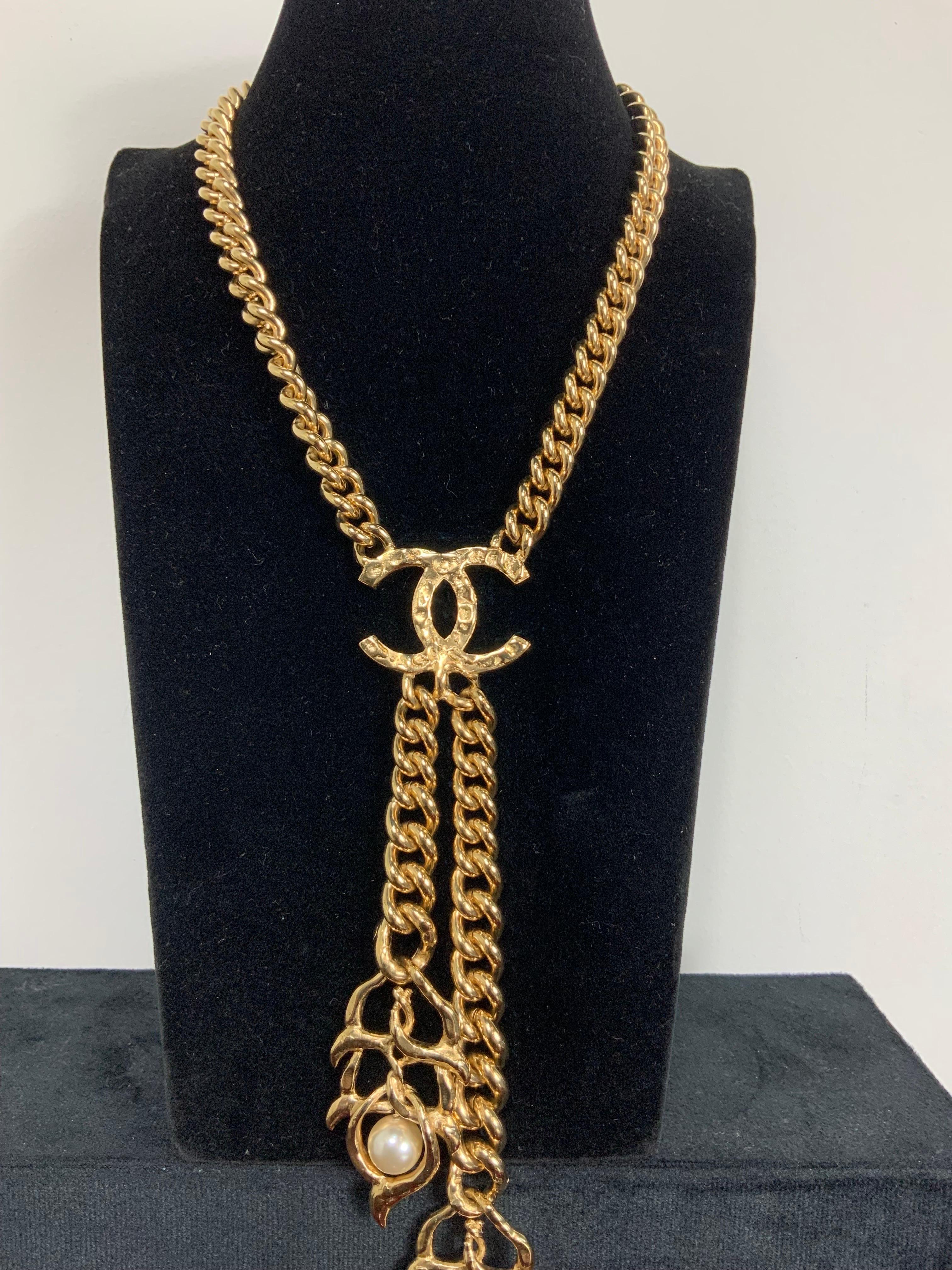 Chanel luxury golden metal and pearl necklace  In New Condition For Sale In Carnate, IT