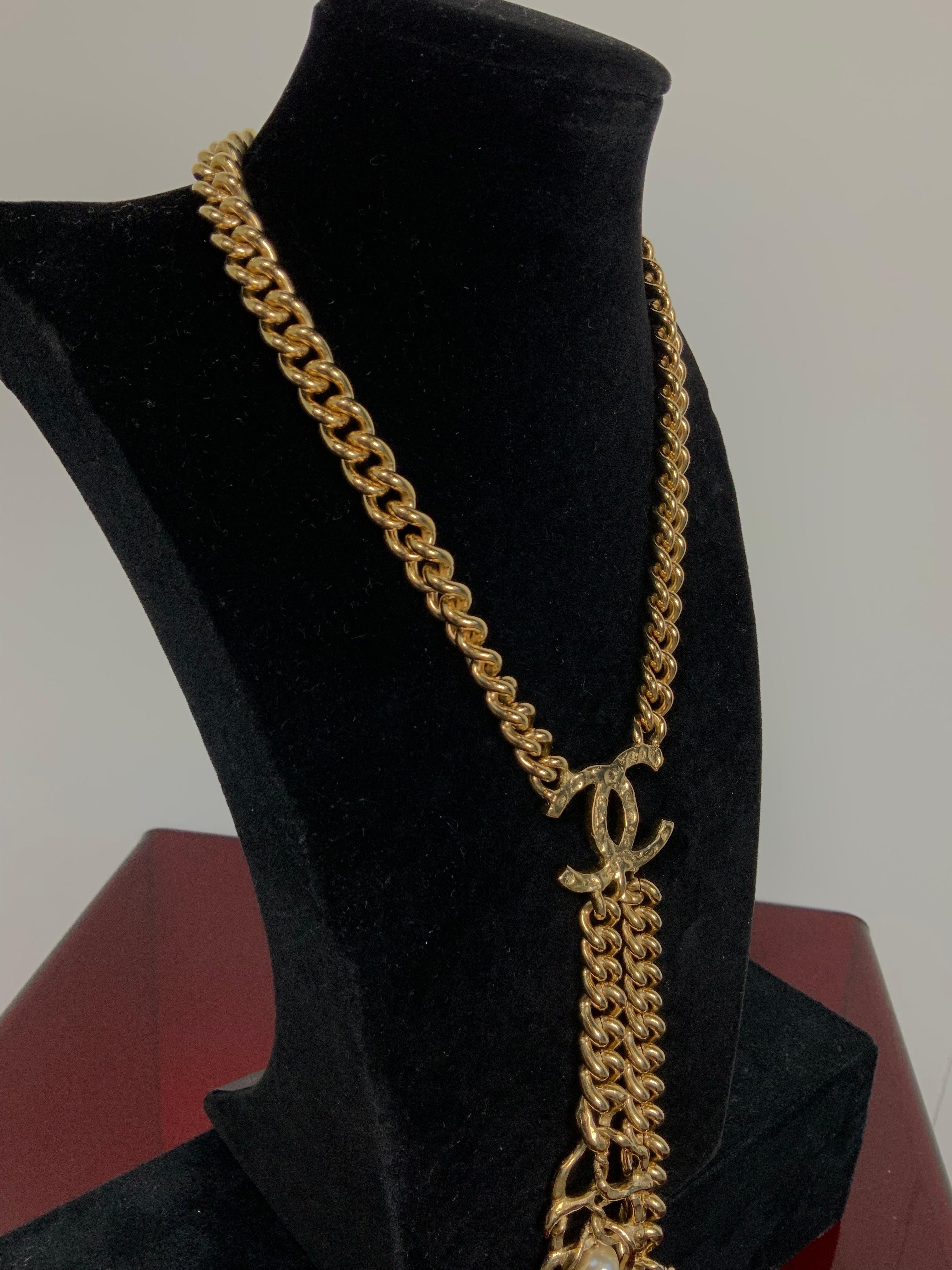 Chanel luxury golden metal and pearl necklace  For Sale 2