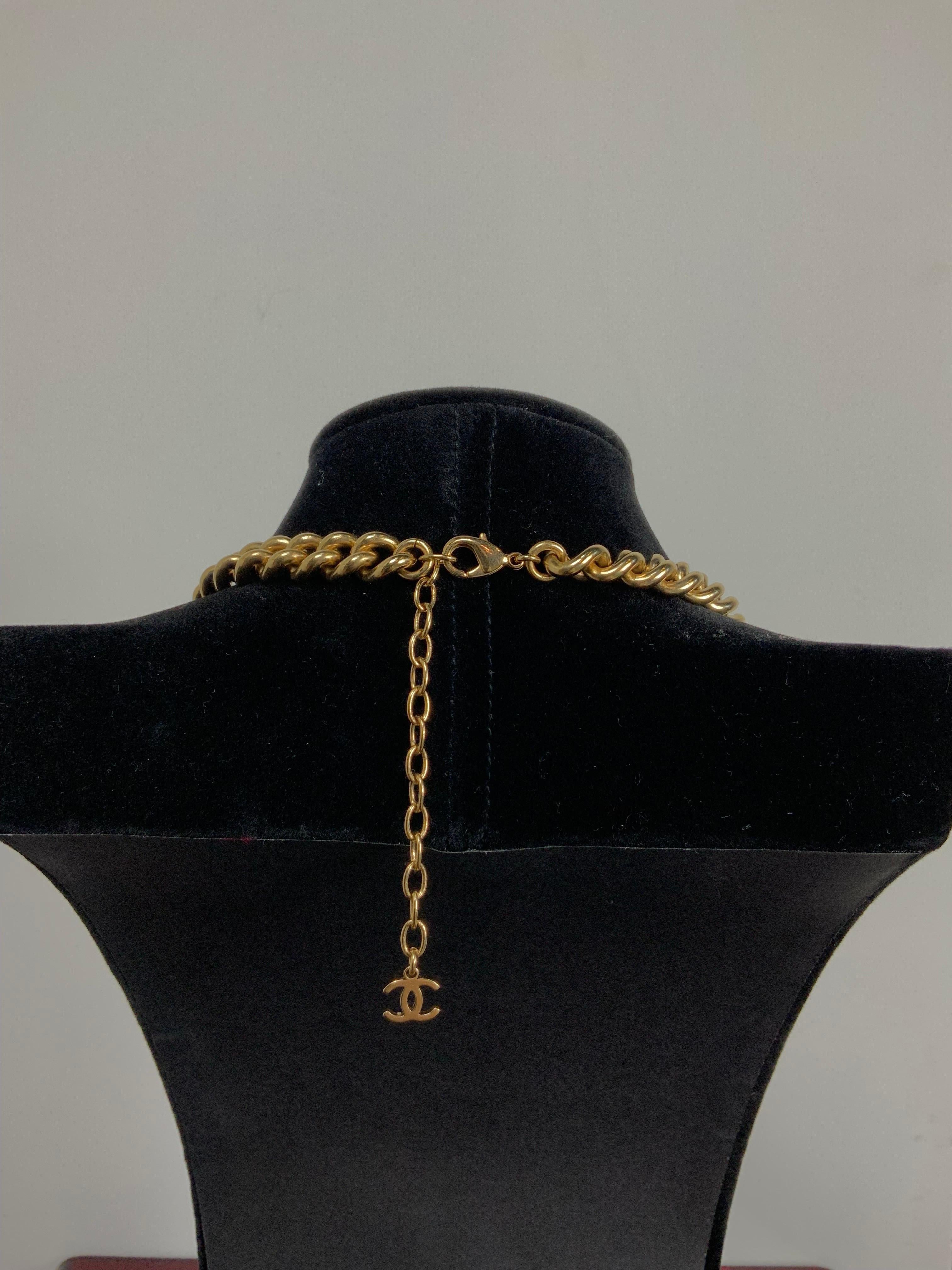 Chanel Luxus-Halskette aus goldenem Metall und Perlen 3
