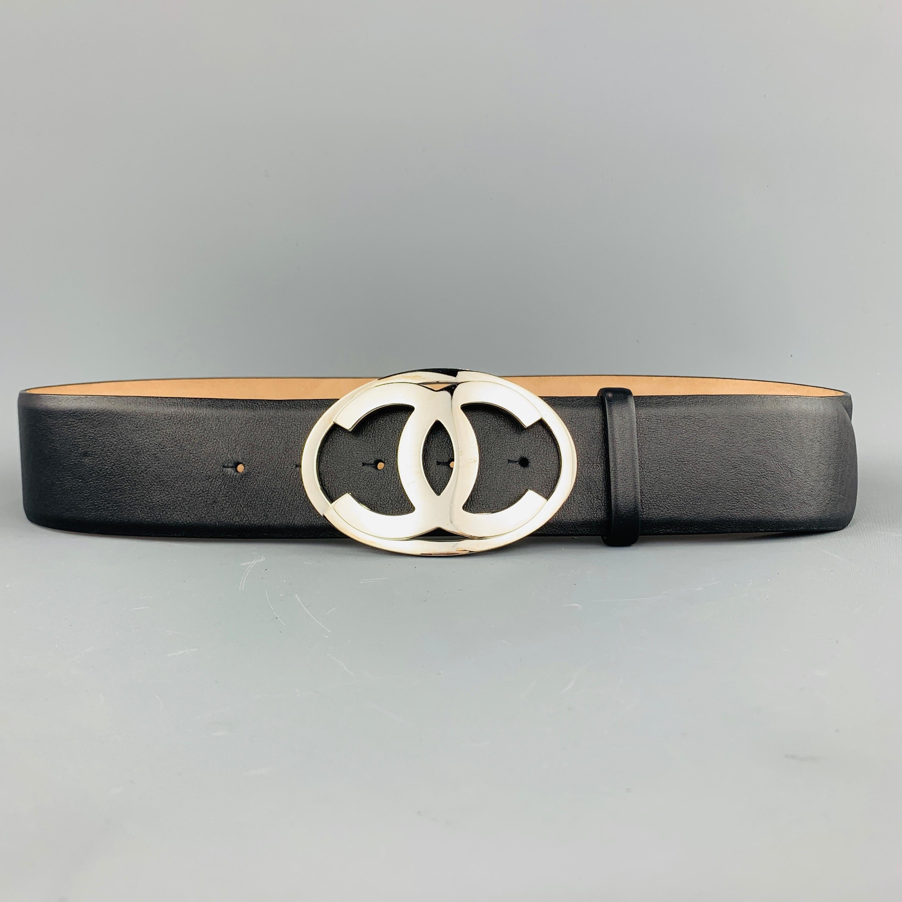CHANEL Spring Summer 2005 Collection belt features a thick black leather strap with a polished silver tone oval CC logo cutout buckle. Wear on buckle. As-is. Made in Italy.
 
Good Pre-Owned Condition.
Marked: 05 P  95/38
 
Length: 39 in.
Width: 2
